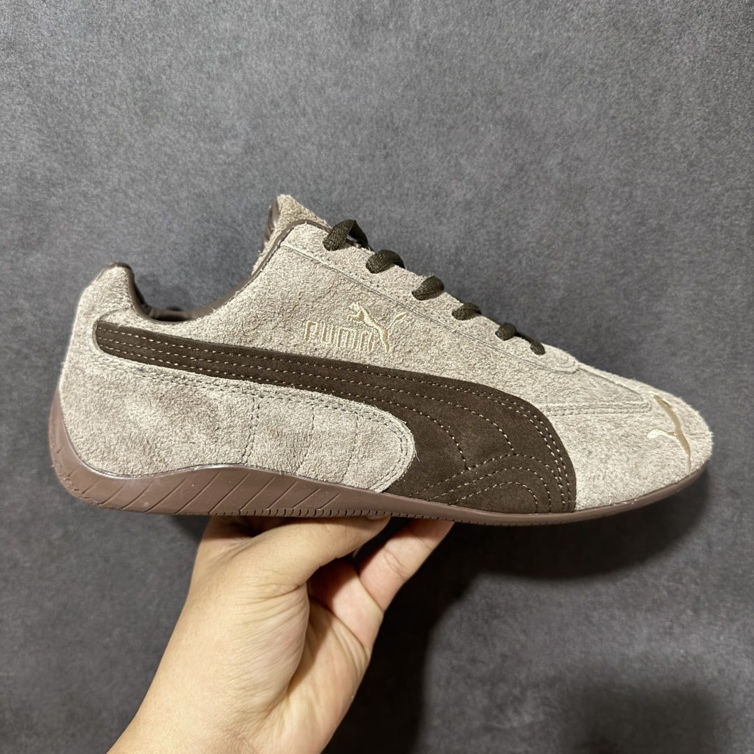 【公司级】Puma Speedcet OG 彪马低帮复古运动休闲赛车跑鞋 以趣味十足又前卫复古的设计引领潮流,将赛道精神融入街头时尚,开启前卫竞速之旅。融入经典配色,主打前卫复古风。鞋款的鞋侧以复古的流线造型,缀以经典Logo,巧妙吸睛;麂皮+网眼融合舒适鞋面,赋予了独特的个性美学,演绎赛车的无尽能量。 货号:406828-01 尺码:35.5-45-选品中心