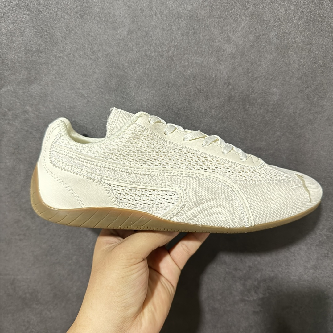 【公司级】Puma Speedcet OG 彪马低帮复古运动休闲赛车跑鞋 以趣味十足又前卫复古的设计引领潮流,将赛道精神融入街头时尚,开启前卫竞速之旅。融入经典配色,主打前卫复古风。鞋款的鞋侧以复古的流线造型,缀以经典Logo,巧妙吸睛;麂皮+网眼融合舒适鞋面,赋予了独特的个性美学,演绎赛车的无尽能量。 货号:408858-01 尺码:35.5-45-选品中心