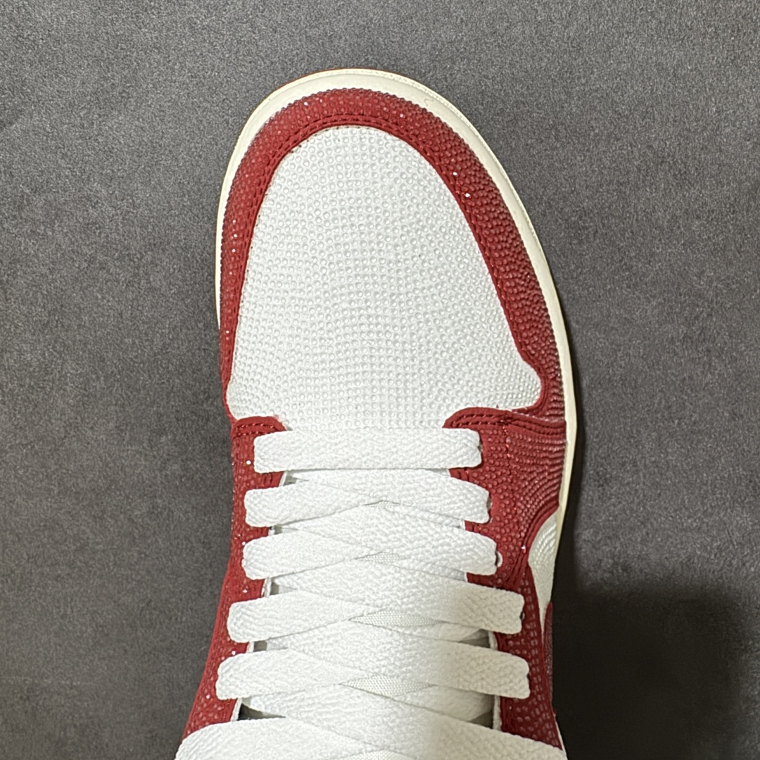 图片[5]-【公司级】劳斯莱斯R版 红白闪钻 经典炸街 AIR JORDAN 1，经典芝加哥红白撞色融合满钻工艺，鞋身红钻亮眼吸睛、后跟黑钻低调高级，米白皮革中和华丽感，搭配轻奢R字母金属吊饰提升精致度，低帮版型不束缚脚踝，内置软弹中底久走不累，防滑红纹橡胶外底抓地力出众，男女同款适配牛仔、运动穿搭，兼顾复古情怀与奢华潮流，日常、约会穿都极具辨识度， 货号：DC0774-160 尺码：36 36.5 37.5 38 38.5 39 40 40.5 41 42 42.5 43 44 44.5 45-选品中心