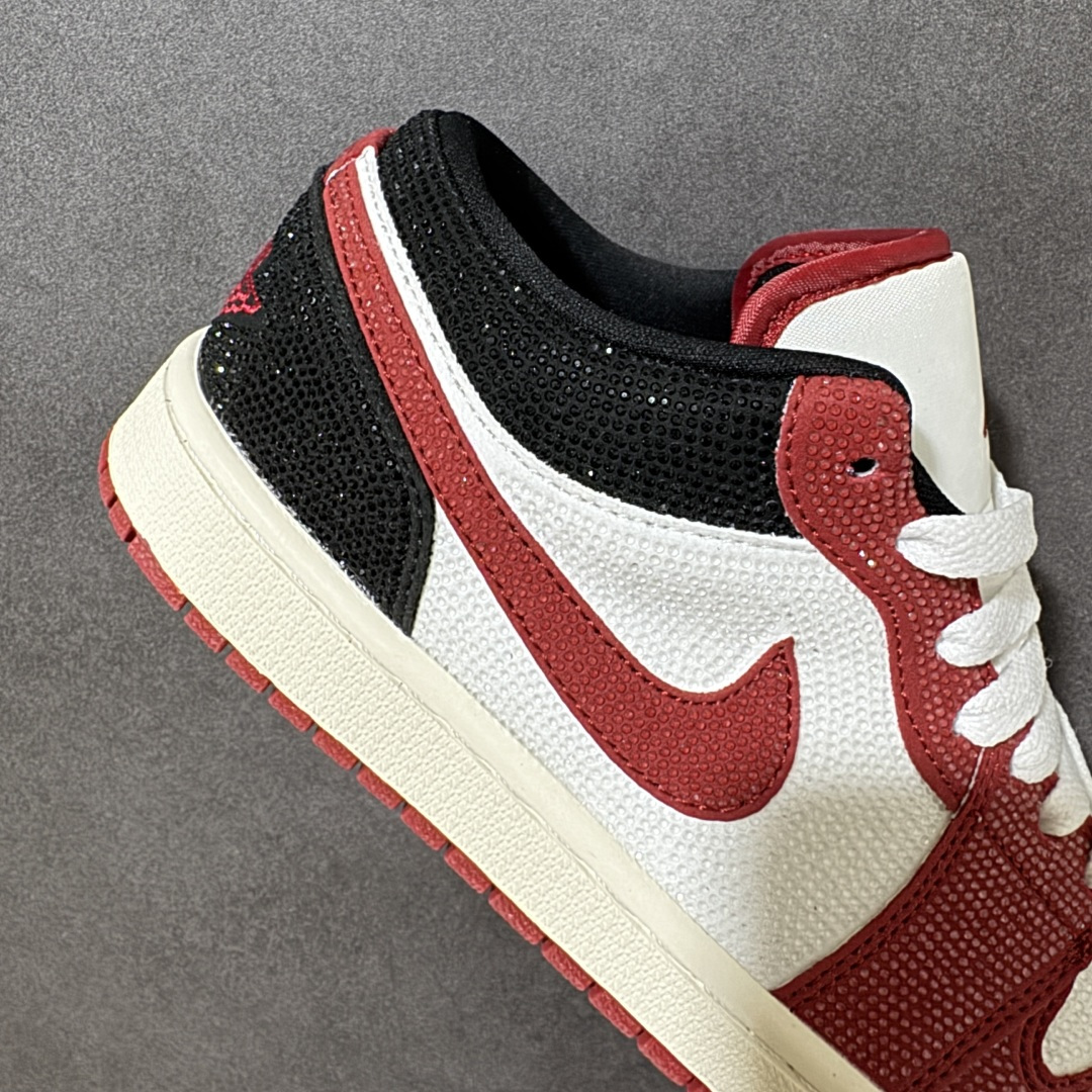 图片[7]-【公司级】劳斯莱斯R版 红白闪钻 经典炸街 AIR JORDAN 1，经典芝加哥红白撞色融合满钻工艺，鞋身红钻亮眼吸睛、后跟黑钻低调高级，米白皮革中和华丽感，搭配轻奢R字母金属吊饰提升精致度，低帮版型不束缚脚踝，内置软弹中底久走不累，防滑红纹橡胶外底抓地力出众，男女同款适配牛仔、运动穿搭，兼顾复古情怀与奢华潮流，日常、约会穿都极具辨识度， 货号：DC0774-160 尺码：36 36.5 37.5 38 38.5 39 40 40.5 41 42 42.5 43 44 44.5 45-选品中心