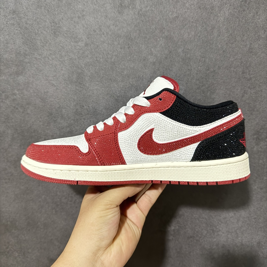 图片[2]-【公司级】劳斯莱斯R版 红白闪钻 经典炸街 AIR JORDAN 1，经典芝加哥红白撞色融合满钻工艺，鞋身红钻亮眼吸睛、后跟黑钻低调高级，米白皮革中和华丽感，搭配轻奢R字母金属吊饰提升精致度，低帮版型不束缚脚踝，内置软弹中底久走不累，防滑红纹橡胶外底抓地力出众，男女同款适配牛仔、运动穿搭，兼顾复古情怀与奢华潮流，日常、约会穿都极具辨识度， 货号：DC0774-160 尺码：36 36.5 37.5 38 38.5 39 40 40.5 41 42 42.5 43 44 44.5 45-选品中心