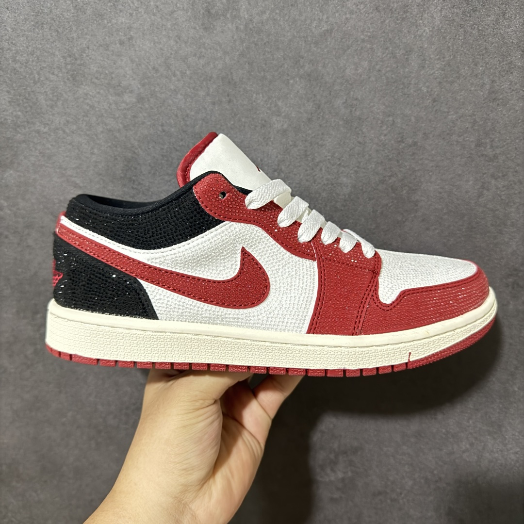 【公司级】劳斯莱斯R版 红白闪钻 经典炸街 AIR JORDAN 1,经典芝加哥红白撞色融合满钻工艺,鞋身红钻亮眼吸睛、后跟黑钻低调高级,米白皮革中和华丽感,搭配轻奢R字母金属吊饰提升精致度,低帮版型不束缚脚踝,内置软弹中底久走不累,防滑红纹橡胶外底抓地力出众,男女同款适配牛仔、运动穿搭,兼顾复古情怀与奢华潮流,日常、约会穿都极具辨识度, 货号:DC0774-160 尺码:36 36.5 37.5 38 38.5 39 40 40.5 41 42 42.5 43 44 44.5 45-选品中心