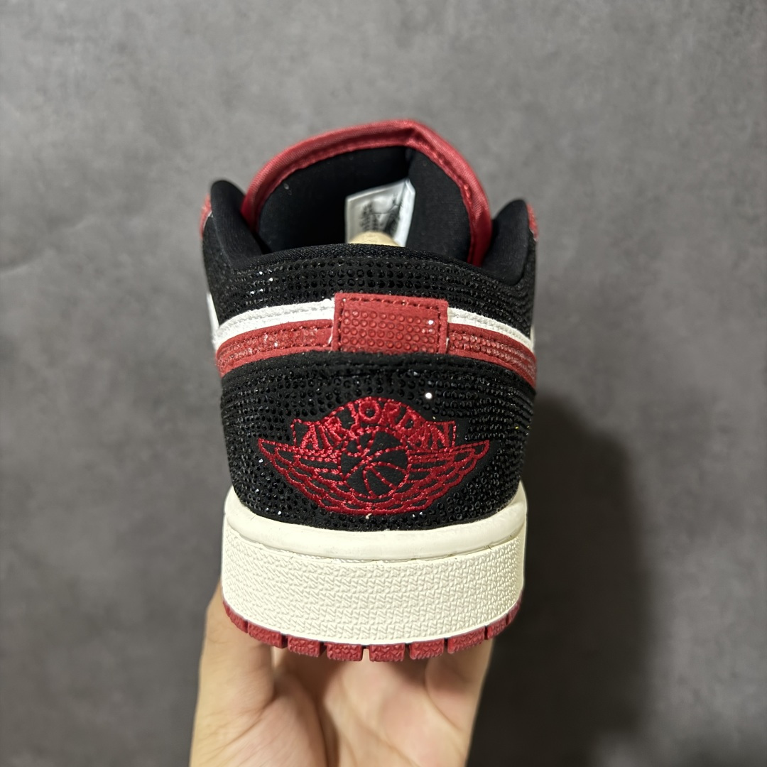 图片[4]-【公司级】劳斯莱斯R版 红白闪钻 经典炸街 AIR JORDAN 1，经典芝加哥红白撞色融合满钻工艺，鞋身红钻亮眼吸睛、后跟黑钻低调高级，米白皮革中和华丽感，搭配轻奢R字母金属吊饰提升精致度，低帮版型不束缚脚踝，内置软弹中底久走不累，防滑红纹橡胶外底抓地力出众，男女同款适配牛仔、运动穿搭，兼顾复古情怀与奢华潮流，日常、约会穿都极具辨识度， 货号：DC0774-160 尺码：36 36.5 37.5 38 38.5 39 40 40.5 41 42 42.5 43 44 44.5 45-选品中心