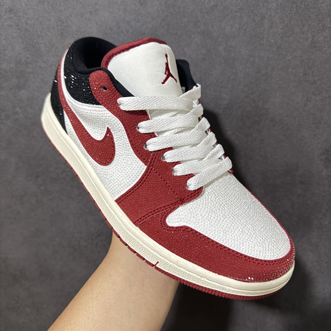 图片[3]-【公司级】劳斯莱斯R版 红白闪钻 经典炸街 AIR JORDAN 1，经典芝加哥红白撞色融合满钻工艺，鞋身红钻亮眼吸睛、后跟黑钻低调高级，米白皮革中和华丽感，搭配轻奢R字母金属吊饰提升精致度，低帮版型不束缚脚踝，内置软弹中底久走不累，防滑红纹橡胶外底抓地力出众，男女同款适配牛仔、运动穿搭，兼顾复古情怀与奢华潮流，日常、约会穿都极具辨识度， 货号：DC0774-160 尺码：36 36.5 37.5 38 38.5 39 40 40.5 41 42 42.5 43 44 44.5 45-选品中心