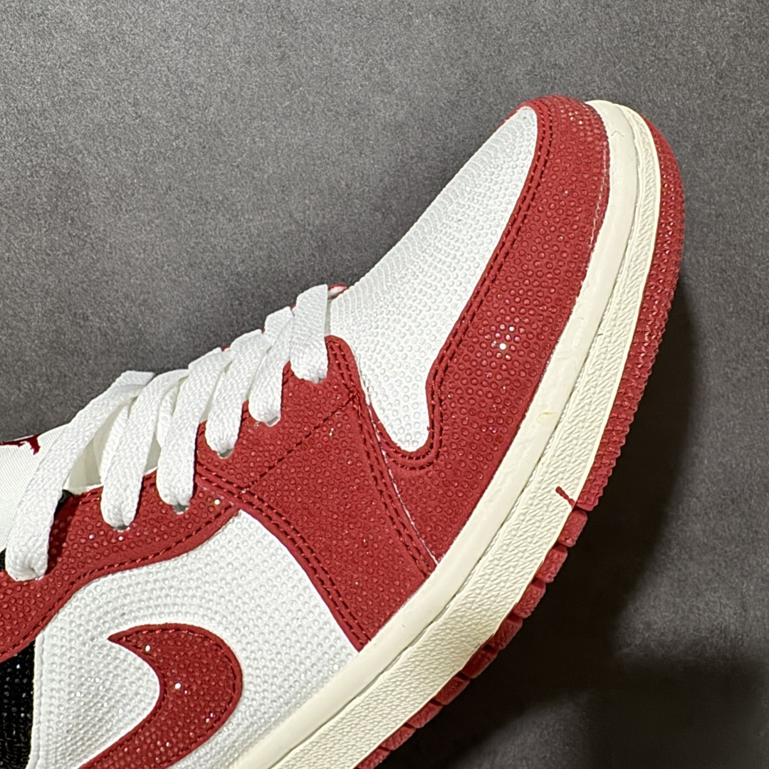 图片[8]-【公司级】劳斯莱斯R版 红白闪钻 经典炸街 AIR JORDAN 1，经典芝加哥红白撞色融合满钻工艺，鞋身红钻亮眼吸睛、后跟黑钻低调高级，米白皮革中和华丽感，搭配轻奢R字母金属吊饰提升精致度，低帮版型不束缚脚踝，内置软弹中底久走不累，防滑红纹橡胶外底抓地力出众，男女同款适配牛仔、运动穿搭，兼顾复古情怀与奢华潮流，日常、约会穿都极具辨识度， 货号：DC0774-160 尺码：36 36.5 37.5 38 38.5 39 40 40.5 41 42 42.5 43 44 44.5 45-选品中心