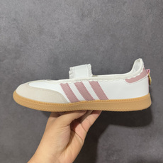 Adidas三叶草SAMBA Jane W 玛丽珍鞋该鞋款鞋面采用多种材料拼接(缝/车线)Superst Adidas三叶草SAMBA Jane W 玛丽珍鞋该鞋款鞋面采用多种材料拼接(缝/车线)Superst