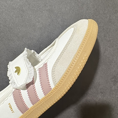 Adidas三叶草SAMBA Jane W 玛丽珍鞋该鞋款鞋面采用多种材料拼接(缝/车线)Superst Adidas三叶草SAMBA Jane W 玛丽珍鞋该鞋款鞋面采用多种材料拼接(缝/车线)Superst