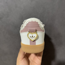 Adidas三叶草SAMBA Jane W 玛丽珍鞋该鞋款鞋面采用多种材料拼接(缝/车线)Superst Adidas三叶草SAMBA Jane W 玛丽珍鞋该鞋款鞋面采用多种材料拼接(缝/车线)Superst
