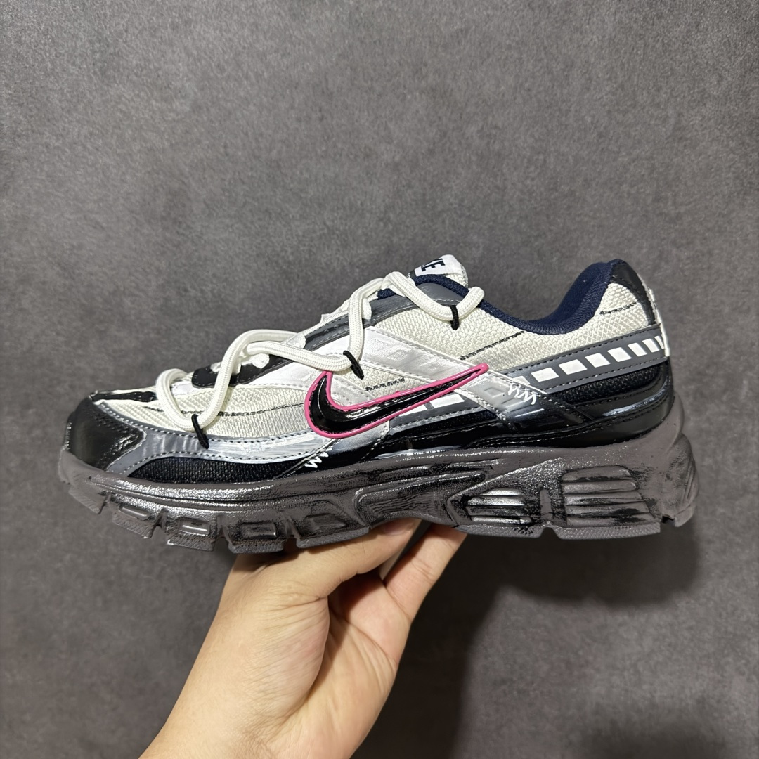图片[2]-【手绘定制版】NIKE INITIATOR创始者系列复古休闲运动舒适跑鞋 采用透气网眼鞋面和支撑覆盖层，自然运动设计的Phlyon中底用于缓冲，BRS 1,000碳橡胶外底具有轻质柔韧性，牵引力和耐用性。 货号：FQ6873-101 尺码：36-45带半码-选品中心