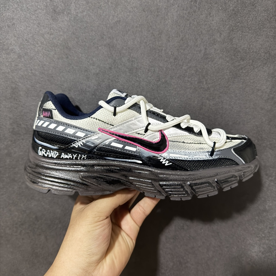 【手绘定制版】NIKE INITIATOR创始者系列复古休闲运动舒适跑鞋 采用透气网眼鞋面和支撑覆盖层,自然运动设计的Phlyon中底用于缓冲,BRS 1,000碳橡胶外底具有轻质柔韧性,牵引力和耐用性。 货号:FQ6873-101 尺码:36-45带半码-选品中心