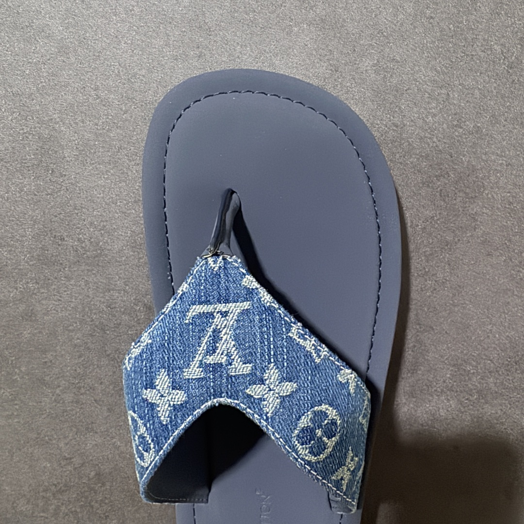 图片[5]-【莞产礼盒版】路易威登 / Louis Vuitton LV FLIP 人字拖 lv人字拖 本款 LV Flip 人字拖亮相 2026 春夏时装秀，以褪色 Monogram 丹宁布展现闲适风范。近乎对称的鞋型为经典夏季凉鞋注入时尚摩登气息，轻盈橡胶外底成就舒适之选。Monogram 丹宁织物 标识元素 橡胶外底 尺码：39-46-选品中心