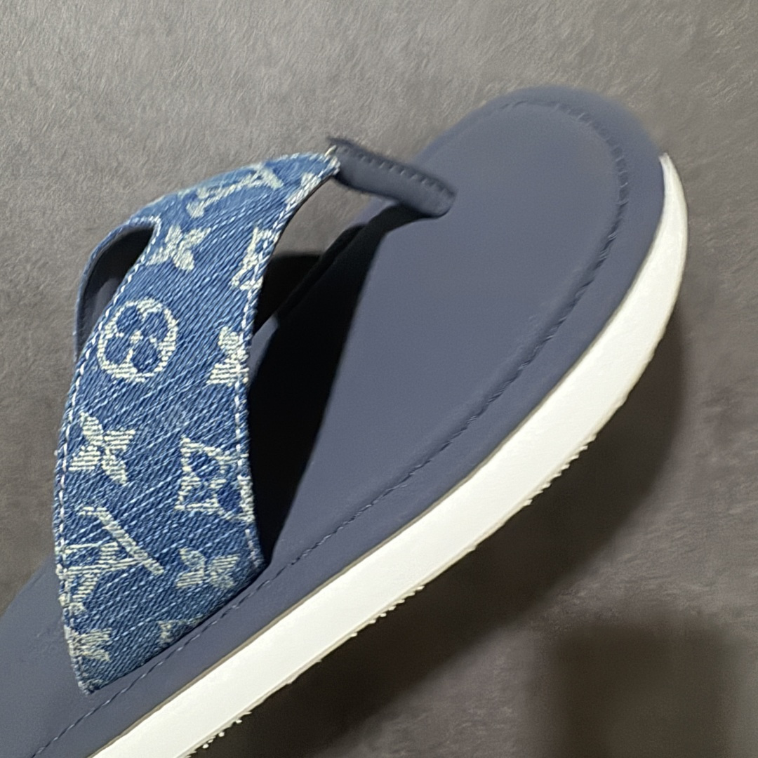 图片[8]-【莞产礼盒版】路易威登 / Louis Vuitton LV FLIP 人字拖 lv人字拖 本款 LV Flip 人字拖亮相 2026 春夏时装秀，以褪色 Monogram 丹宁布展现闲适风范。近乎对称的鞋型为经典夏季凉鞋注入时尚摩登气息，轻盈橡胶外底成就舒适之选。Monogram 丹宁织物 标识元素 橡胶外底 尺码：39-46-选品中心