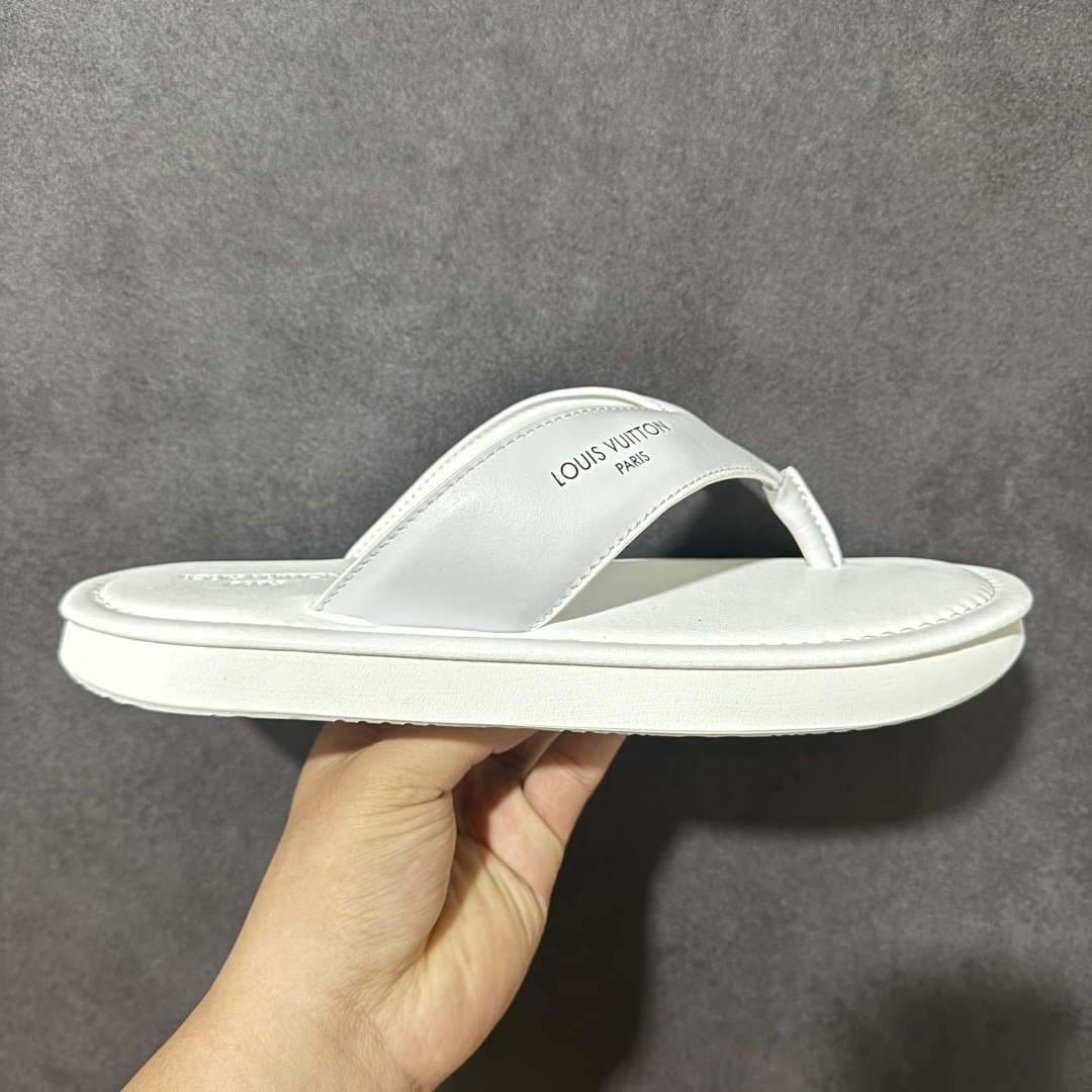 【莞产礼盒版】路易威登 / Louis Vuitton LV FLIP 人字拖 lv人字拖 本款 LV Flip 人字拖亮相 2026 春夏时装秀,以褪色 Monogram 丹宁布展现闲适风范。近乎对称的鞋型为经典夏季凉鞋注入时尚摩登气息,轻盈橡胶外底成就舒适之选。Monogram 丹宁织物 标识元素 橡胶外底 尺码:39-46-选品中心
