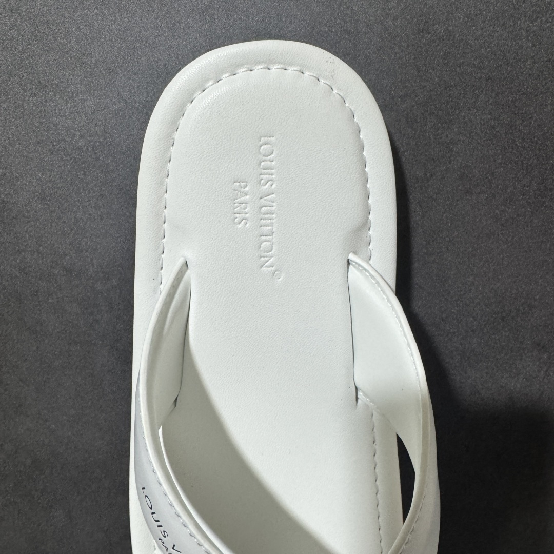 图片[6]-【莞产礼盒版】路易威登 / Louis Vuitton LV FLIP 人字拖 lv人字拖 本款 LV Flip 人字拖亮相 2026 春夏时装秀，以褪色 Monogram 丹宁布展现闲适风范。近乎对称的鞋型为经典夏季凉鞋注入时尚摩登气息，轻盈橡胶外底成就舒适之选。Monogram 丹宁织物 标识元素 橡胶外底 尺码：39-46-选品中心