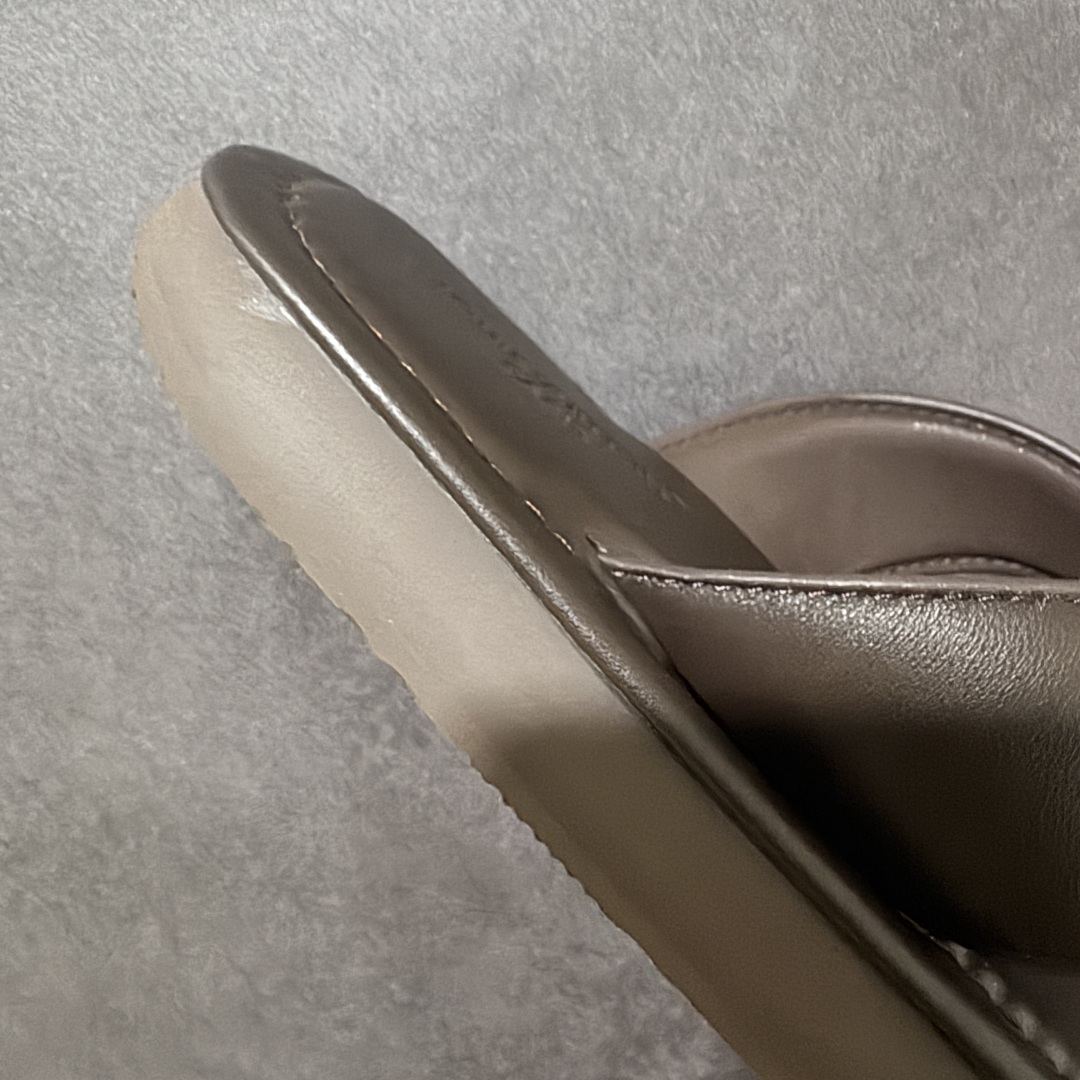 图片[6]-【莞产礼盒版】路易威登 / Louis Vuitton LV FLIP 人字拖 lv人字拖 本款 LV Flip 人字拖亮相 2026 春夏时装秀，以褪色 Monogram 丹宁布展现闲适风范。近乎对称的鞋型为经典夏季凉鞋注入时尚摩登气息，轻盈橡胶外底成就舒适之选。Monogram 丹宁织物 标识元素 橡胶外底 尺码：39-46-选品中心