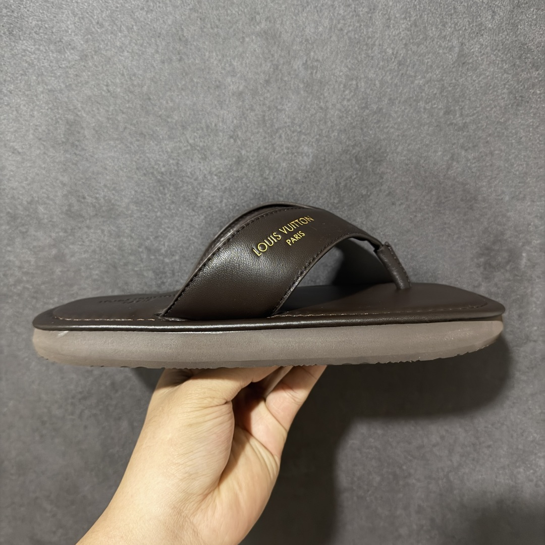 【莞产礼盒版】路易威登 / Louis Vuitton LV FLIP 人字拖 lv人字拖 本款 LV Flip 人字拖亮相 2026 春夏时装秀,以褪色 Monogram 丹宁布展现闲适风范。近乎对称的鞋型为经典夏季凉鞋注入时尚摩登气息,轻盈橡胶外底成就舒适之选。Monogram 丹宁织物 标识元素 橡胶外底 尺码:39-46-选品中心