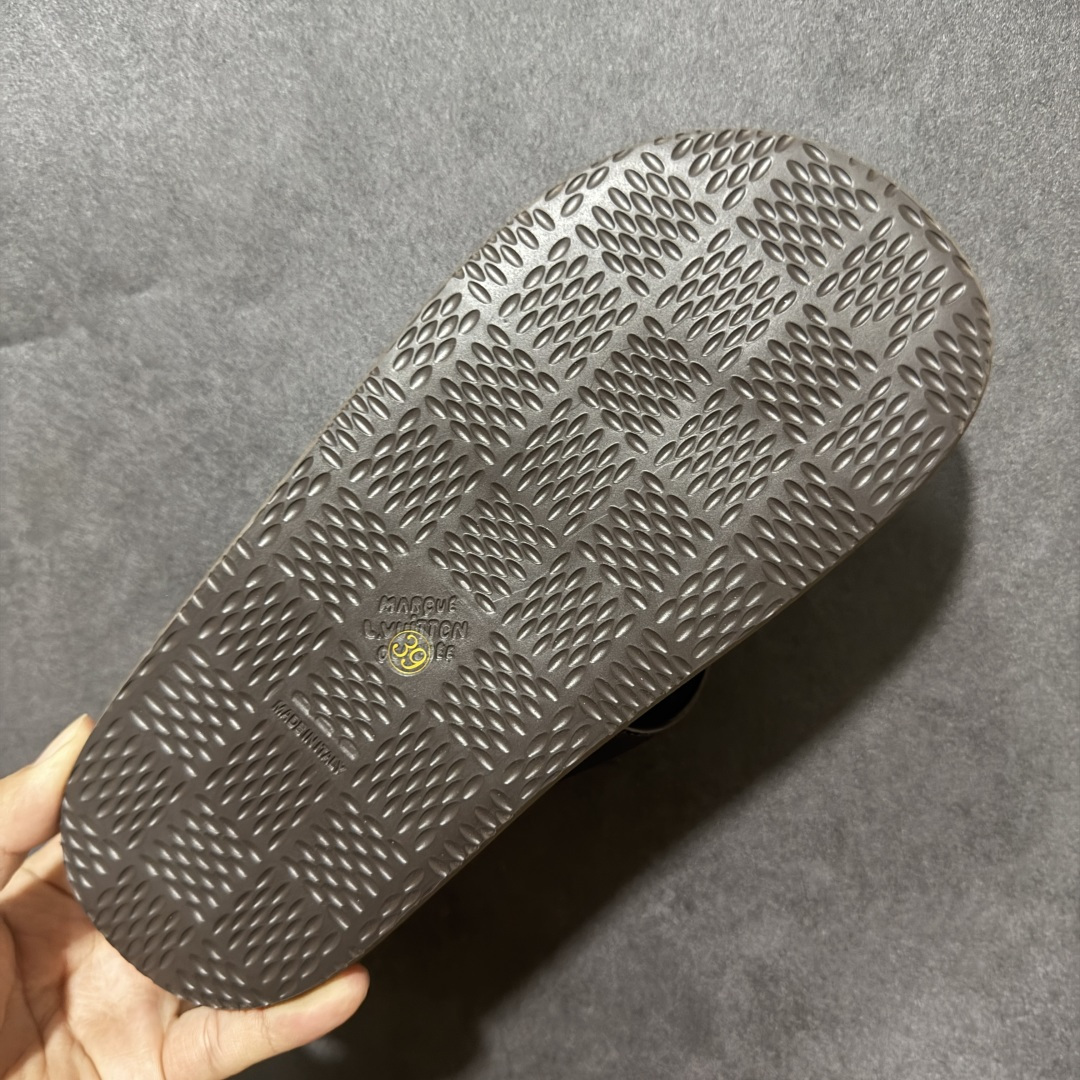 图片[8]-【莞产礼盒版】路易威登 / Louis Vuitton LV FLIP 人字拖 lv人字拖 本款 LV Flip 人字拖亮相 2026 春夏时装秀，以褪色 Monogram 丹宁布展现闲适风范。近乎对称的鞋型为经典夏季凉鞋注入时尚摩登气息，轻盈橡胶外底成就舒适之选。Monogram 丹宁织物 标识元素 橡胶外底 尺码：39-46-选品中心