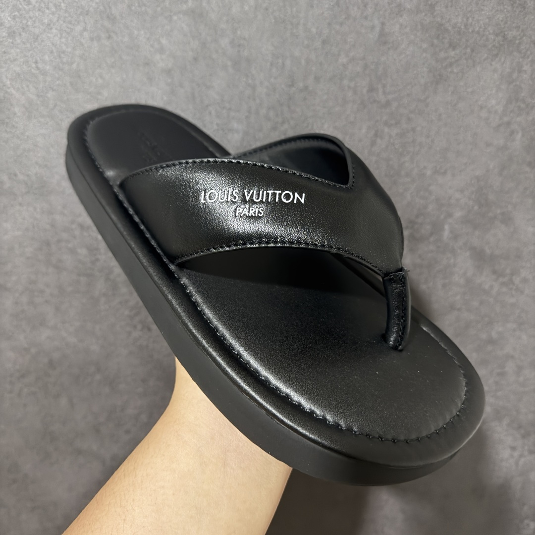 图片[3]-【莞产礼盒版】路易威登 / Louis Vuitton LV FLIP 人字拖 lv人字拖 本款 LV Flip 人字拖亮相 2026 春夏时装秀，以褪色 Monogram 丹宁布展现闲适风范。近乎对称的鞋型为经典夏季凉鞋注入时尚摩登气息，轻盈橡胶外底成就舒适之选。Monogram 丹宁织物 标识元素 橡胶外底 尺码：39-46-选品中心