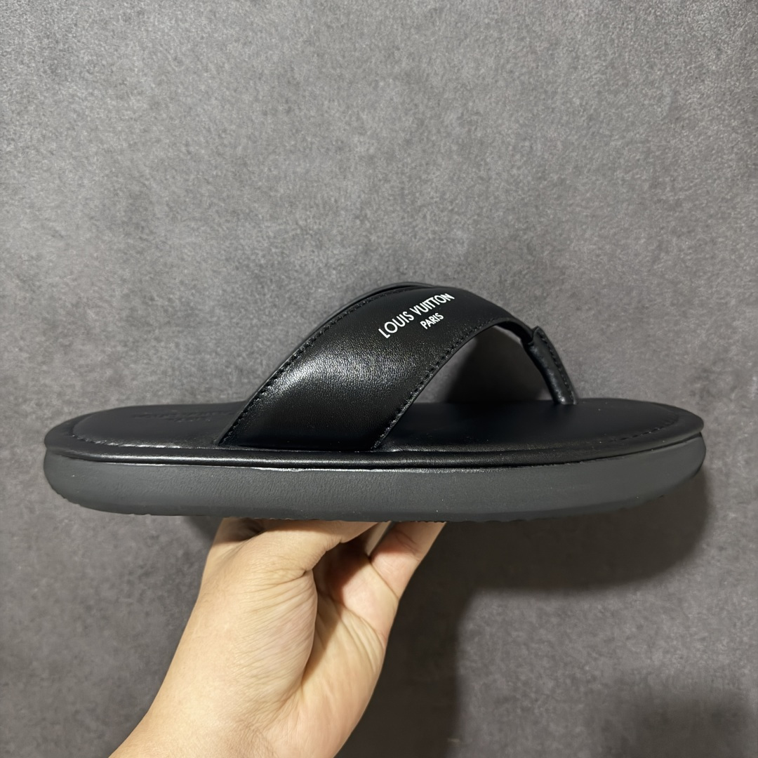 【莞产礼盒版】路易威登 / Louis Vuitton LV FLIP 人字拖 lv人字拖 本款 LV Flip 人字拖亮相 2026 春夏时装秀,以褪色 Monogram 丹宁布展现闲适风范。近乎对称的鞋型为经典夏季凉鞋注入时尚摩登气息,轻盈橡胶外底成就舒适之选。Monogram 丹宁织物 标识元素 橡胶外底 尺码:39-46-选品中心