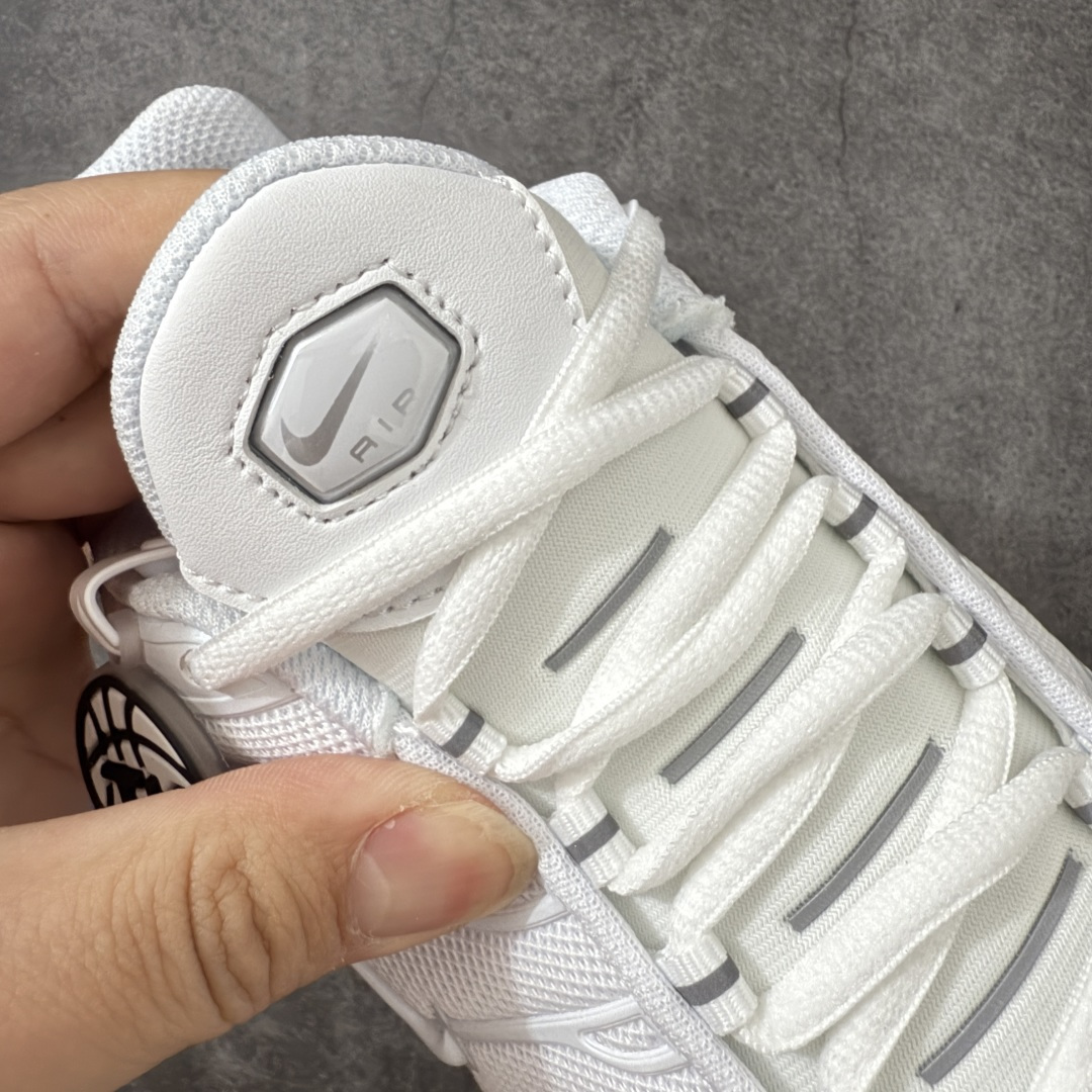 图片[5]-【TK纯原版】Nike Air Max Plus TN气垫系列跑鞋 DM2362-100 全新一比一高端版本 真正的市场T1品质 更多配色陆续出货 真正的用心研发 一点一点抠出来的 品质 品控细节 随便闭眼对比市场任何版本 全套原纸板楦头开发 完美呈现版型 工艺流程均与原鞋保持一致 Turned Air 中底缓震技术 鞋面弧度与大底弧度一致 鞋头正确TPU材质 鞋面高频TPU材质1.0厚度 原鞋一致层次感 超越公司货的品控标准 多道QC质检 货号： 尺码：36 36.5 37.5 38 38.5 39 40 40.5 41 42 42.5 43 44 44.5 45 46-选品中心