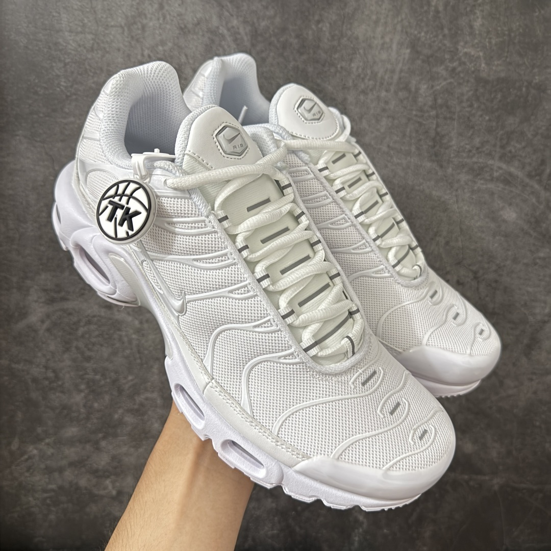 【TK纯原版】Nike Air Max Plus TN气垫系列跑鞋 DM2362-100 全新一比一高端版本 真正的市场T1品质 更多配色陆续出货 真正的用心研发 一点一点抠出来的 品质 品控细节 随便闭眼对比市场任何版本 全套原纸板楦头开发 完美呈现版型 工艺流程均与原鞋保持一致 Turned Air 中底缓震技术 鞋面弧度与大底弧度一致 鞋头正确TPU材质 鞋面高频TPU材质1.0厚度 原鞋一致层次感 超越公司货的品控标准 多道QC质检 货号: 尺码:36 36.5 37.5 38 38.5 39 40 40.5 41 42 42.5 43 44 44.5 45 46-选品中心