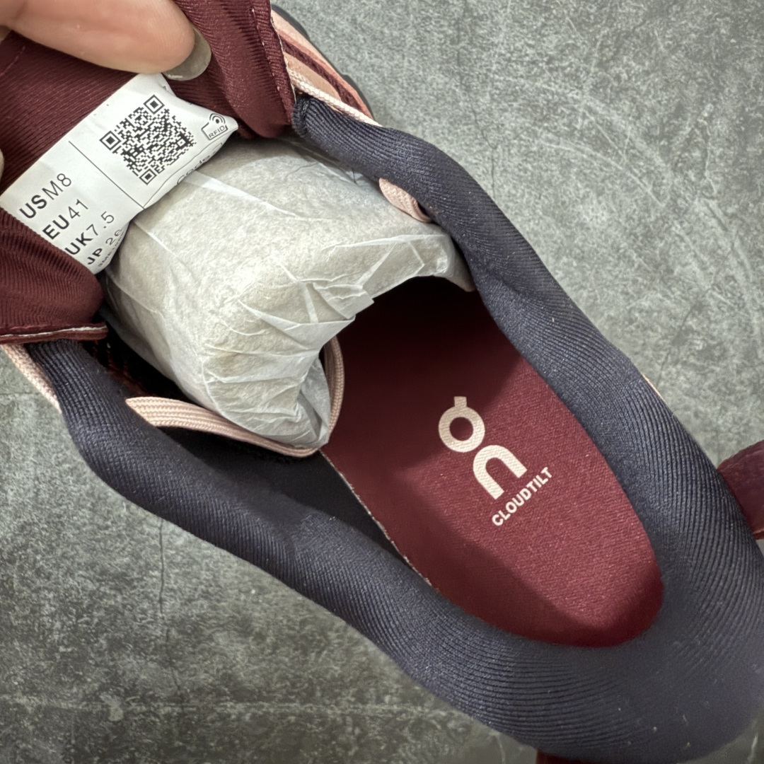 图片[6]-【OG纯原】KITH x ON 昂跑联名 Cloudswift K-Tech 1 系列 3MG10775560 低帮休闲跑步鞋 大厂出品 原版有1比1打造 配件齐全 外贸专供 尺码最大做到46码 市面最高还原度版本 打造最强品质 没有之一 全新开发的鞋面结构，用高透气网布拼了大面积的合成麂皮。这种材质碰撞脱离了普通跑鞋的塑料感，更有时装质感；搭载了On的CloudTec缓震科技和Helion超级泡棉，全新的Cloudswift鞋底结构，脚感和支撑性都拉满，外底还直接刻上了Kith的字母组合，彰显联名身份；翻开鞋底，是定制的Kith Monogram老花外底，既保留了On的专业感，又带点Kith标志性的精致灰调。 尺码：36 36.5 37.5 38 38.5 39 40 40.5 41 42 42.5 43 44 44.5 45 46-选品中心