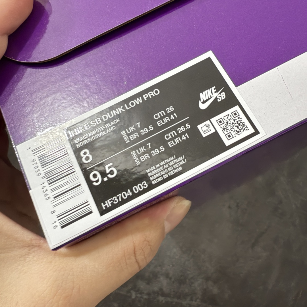 图片[9]-【N版纯原】Dunk SB Low 经典黑白生胶底 HF3704-003 纯原品质 无论清洁度 做工鞋型 用料 都是最高标准打造 原厂原档案开发，原盒原标，原厂头层皮料，官方原版设计，做工细节全方位比对原鞋。 尺码：35.5 36 36.5 37.5 38 38.5 39 40 40.5 41 42 42.5 43 44 44.5 45 46 47.5-选品中心