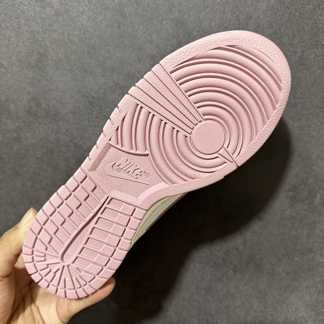 图片[8]-【YC纯原】NK SB Dunk Low 桃夭粉 WP0418-178 当经典的Dunk Low遇上这抹独家的“桃夭粉”，是一场关于青春与甜酷的完美叙事。拒绝千篇一律的艳俗，甄选了清透温润的高级灰粉，辅以大面积的微做旧米白皮革，自带一种未经雕琢的复古质感，与低饱和度的粉色相互中和，温柔得刚刚好，显白又高级。实力大厂出品 新配色陆续开发 利润个位数只为口碑 全套原纸板楦头开发 确保原汁原味 完美呈现DUNK版型 一比一鞋头弧度高度鞋身弧度 此版本只针对中端市场 皮料材质有所更替 其他数据细节工艺流程均保持一致 绝不口嗨 细节品控鞋型随意对比 独家私模官方第六代原厂航空铝磨具打磨大底 鞋头坡度极致还原 无解鞋型 原盒原配 圈内天花板工艺 原厂玻璃冲刀 超高清洁度 全鞋零毛边皮料切割 原厂中底布点胶 中底布拉帮走线遵循公司 尺码：36 36.5 37.5 38 38.5 39 40-选品中心