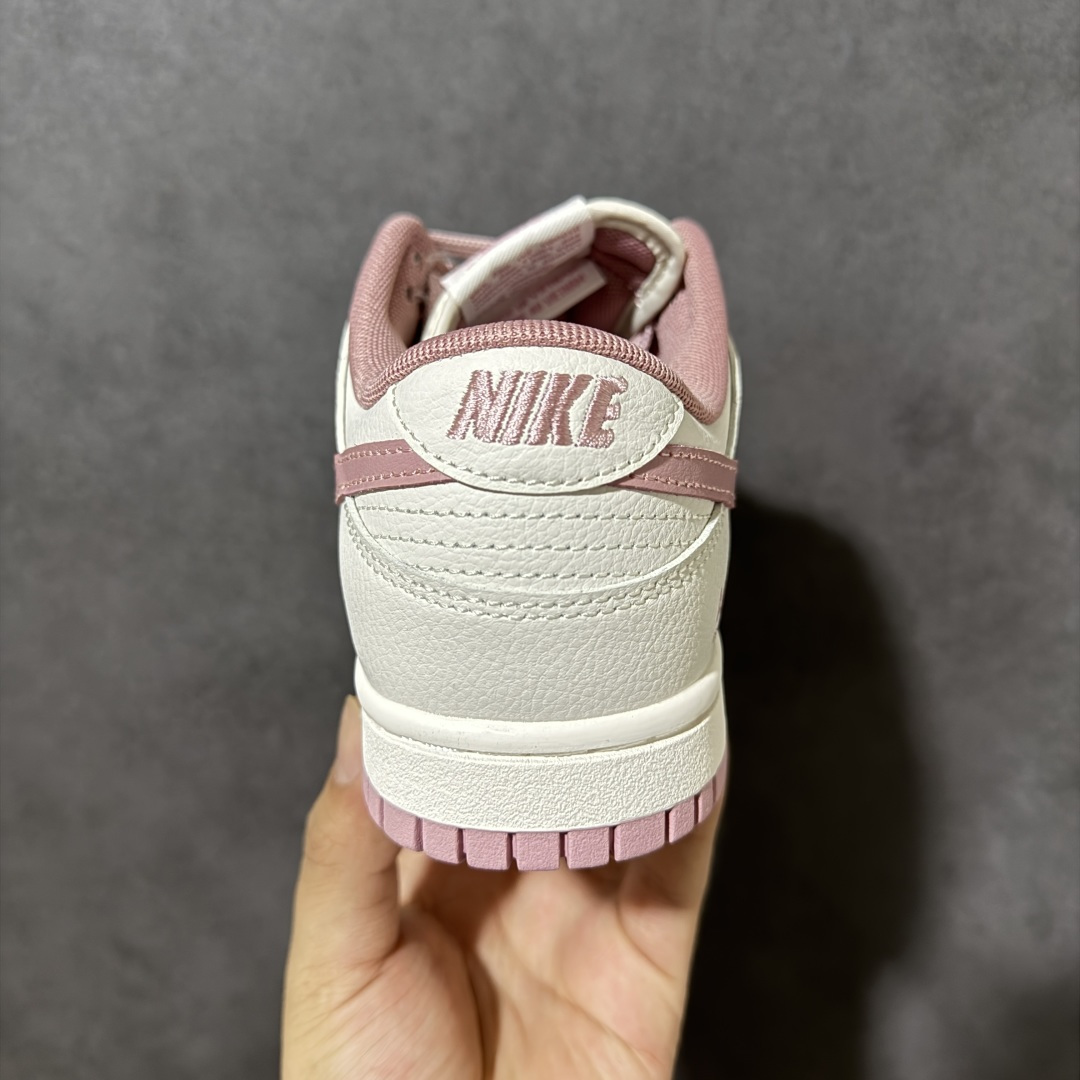 图片[4]-【YC纯原】NK SB Dunk Low 桃夭粉 WP0418-178 当经典的Dunk Low遇上这抹独家的“桃夭粉”，是一场关于青春与甜酷的完美叙事。拒绝千篇一律的艳俗，甄选了清透温润的高级灰粉，辅以大面积的微做旧米白皮革，自带一种未经雕琢的复古质感，与低饱和度的粉色相互中和，温柔得刚刚好，显白又高级。实力大厂出品 新配色陆续开发 利润个位数只为口碑 全套原纸板楦头开发 确保原汁原味 完美呈现DUNK版型 一比一鞋头弧度高度鞋身弧度 此版本只针对中端市场 皮料材质有所更替 其他数据细节工艺流程均保持一致 绝不口嗨 细节品控鞋型随意对比 独家私模官方第六代原厂航空铝磨具打磨大底 鞋头坡度极致还原 无解鞋型 原盒原配 圈内天花板工艺 原厂玻璃冲刀 超高清洁度 全鞋零毛边皮料切割 原厂中底布点胶 中底布拉帮走线遵循公司 尺码：36 36.5 37.5 38 38.5 39 40-选品中心