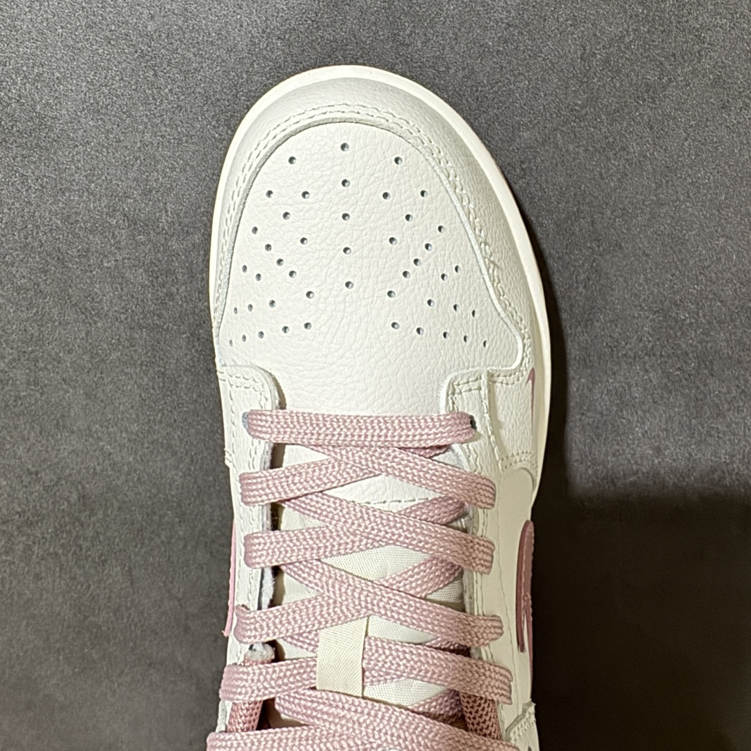 图片[5]-【YC纯原】NK SB Dunk Low 桃夭粉 WP0418-178 当经典的Dunk Low遇上这抹独家的“桃夭粉”，是一场关于青春与甜酷的完美叙事。拒绝千篇一律的艳俗，甄选了清透温润的高级灰粉，辅以大面积的微做旧米白皮革，自带一种未经雕琢的复古质感，与低饱和度的粉色相互中和，温柔得刚刚好，显白又高级。实力大厂出品 新配色陆续开发 利润个位数只为口碑 全套原纸板楦头开发 确保原汁原味 完美呈现DUNK版型 一比一鞋头弧度高度鞋身弧度 此版本只针对中端市场 皮料材质有所更替 其他数据细节工艺流程均保持一致 绝不口嗨 细节品控鞋型随意对比 独家私模官方第六代原厂航空铝磨具打磨大底 鞋头坡度极致还原 无解鞋型 原盒原配 圈内天花板工艺 原厂玻璃冲刀 超高清洁度 全鞋零毛边皮料切割 原厂中底布点胶 中底布拉帮走线遵循公司 尺码：36 36.5 37.5 38 38.5 39 40-选品中心