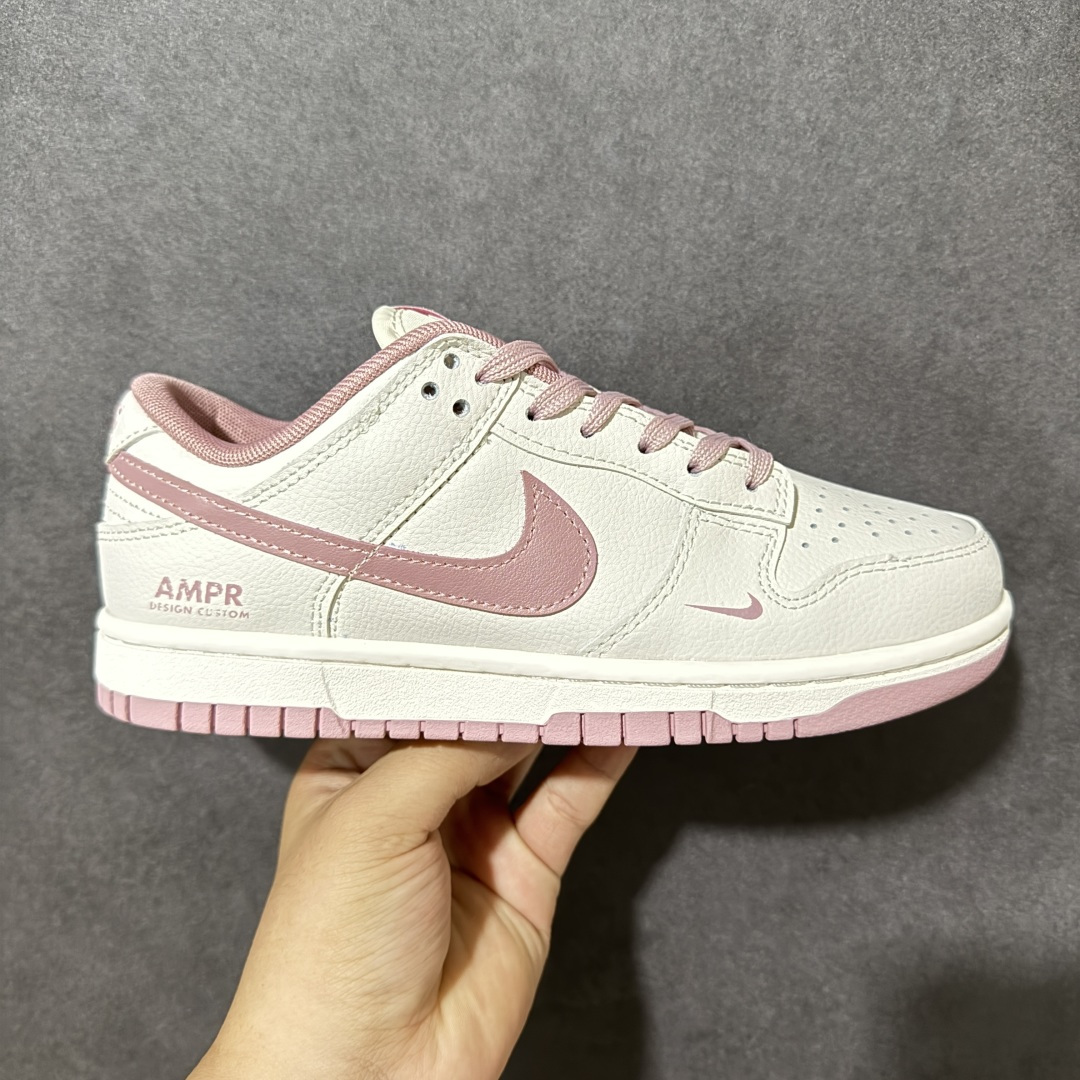 【YC纯原】NK SB Dunk Low 桃夭粉 WP0418-178 当经典的Dunk Low遇上这抹独家的“桃夭粉”,是一场关于青春与甜酷的完美叙事。拒绝千篇一律的艳俗,甄选了清透温润的高级灰粉,辅以大面积的微做旧米白皮革,自带一种未经雕琢的复古质感,与低饱和度的粉色相互中和,温柔得刚刚好,显白又高级。实力大厂出品 新配色陆续开发 利润个位数只为口碑 全套原纸板楦头开发 确保原汁原味 完美呈现DUNK版型 一比一鞋头弧度高度鞋身弧度 此版本只针对中端市场 皮料材质有所更替 其他数据细节工艺流程均保持一致 绝不口嗨 细节品控鞋型随意对比 独家私模官方第六代原厂航空铝磨具打磨大底 鞋头坡度极致还原 无解鞋型 原盒原配 圈内天花板工艺 原厂玻璃冲刀 超高清洁度 全鞋零毛边皮料切割 原厂中底布点胶 中底布拉帮走线遵循公司 尺码:36 36.5 37.5 38 38.5 39 40-选品中心