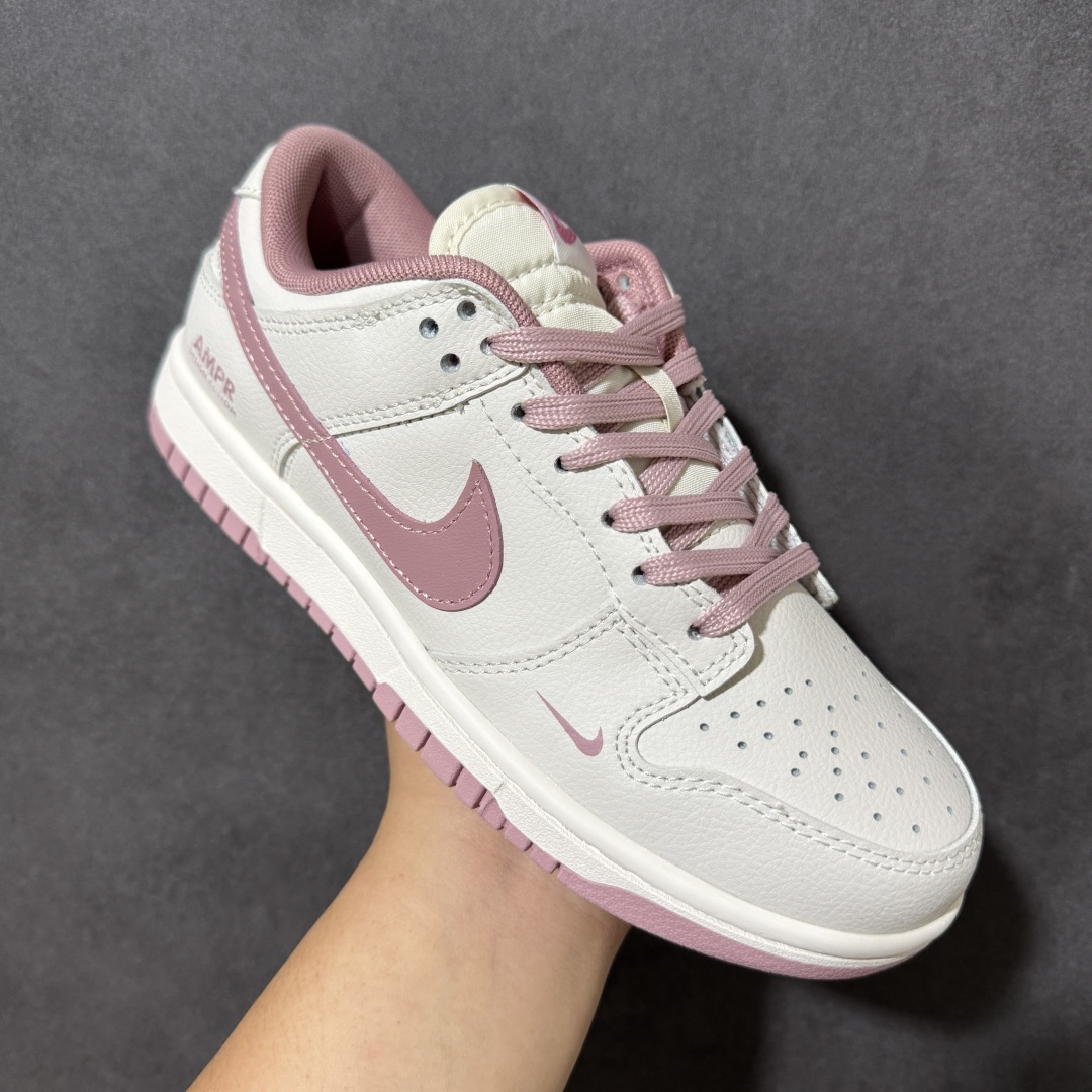 图片[3]-【YC纯原】NK SB Dunk Low 桃夭粉 WP0418-178 当经典的Dunk Low遇上这抹独家的“桃夭粉”，是一场关于青春与甜酷的完美叙事。拒绝千篇一律的艳俗，甄选了清透温润的高级灰粉，辅以大面积的微做旧米白皮革，自带一种未经雕琢的复古质感，与低饱和度的粉色相互中和，温柔得刚刚好，显白又高级。实力大厂出品 新配色陆续开发 利润个位数只为口碑 全套原纸板楦头开发 确保原汁原味 完美呈现DUNK版型 一比一鞋头弧度高度鞋身弧度 此版本只针对中端市场 皮料材质有所更替 其他数据细节工艺流程均保持一致 绝不口嗨 细节品控鞋型随意对比 独家私模官方第六代原厂航空铝磨具打磨大底 鞋头坡度极致还原 无解鞋型 原盒原配 圈内天花板工艺 原厂玻璃冲刀 超高清洁度 全鞋零毛边皮料切割 原厂中底布点胶 中底布拉帮走线遵循公司 尺码：36 36.5 37.5 38 38.5 39 40-选品中心