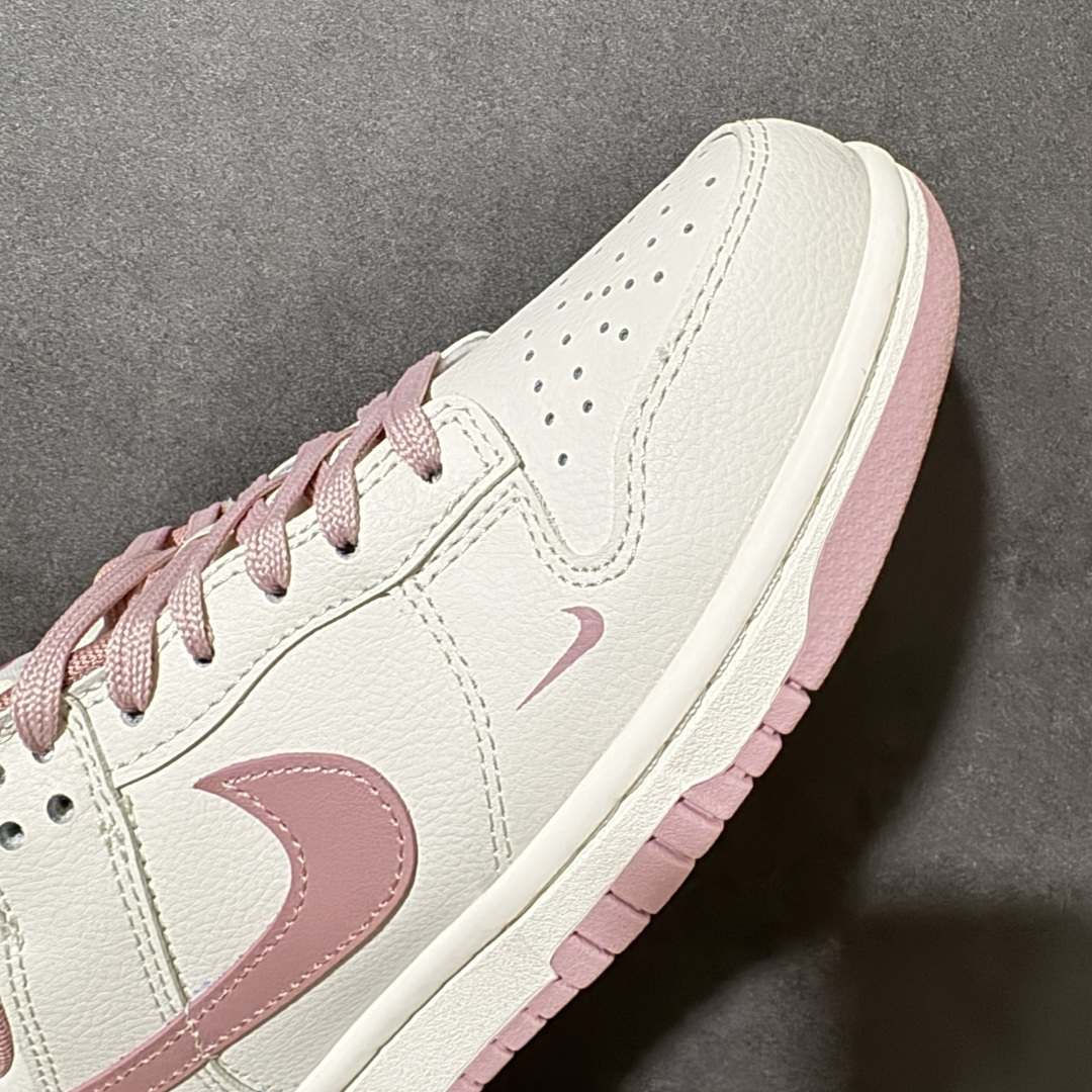 图片[7]-【YC纯原】NK SB Dunk Low 桃夭粉 WP0418-178 当经典的Dunk Low遇上这抹独家的“桃夭粉”，是一场关于青春与甜酷的完美叙事。拒绝千篇一律的艳俗，甄选了清透温润的高级灰粉，辅以大面积的微做旧米白皮革，自带一种未经雕琢的复古质感，与低饱和度的粉色相互中和，温柔得刚刚好，显白又高级。实力大厂出品 新配色陆续开发 利润个位数只为口碑 全套原纸板楦头开发 确保原汁原味 完美呈现DUNK版型 一比一鞋头弧度高度鞋身弧度 此版本只针对中端市场 皮料材质有所更替 其他数据细节工艺流程均保持一致 绝不口嗨 细节品控鞋型随意对比 独家私模官方第六代原厂航空铝磨具打磨大底 鞋头坡度极致还原 无解鞋型 原盒原配 圈内天花板工艺 原厂玻璃冲刀 超高清洁度 全鞋零毛边皮料切割 原厂中底布点胶 中底布拉帮走线遵循公司 尺码：36 36.5 37.5 38 38.5 39 40-选品中心