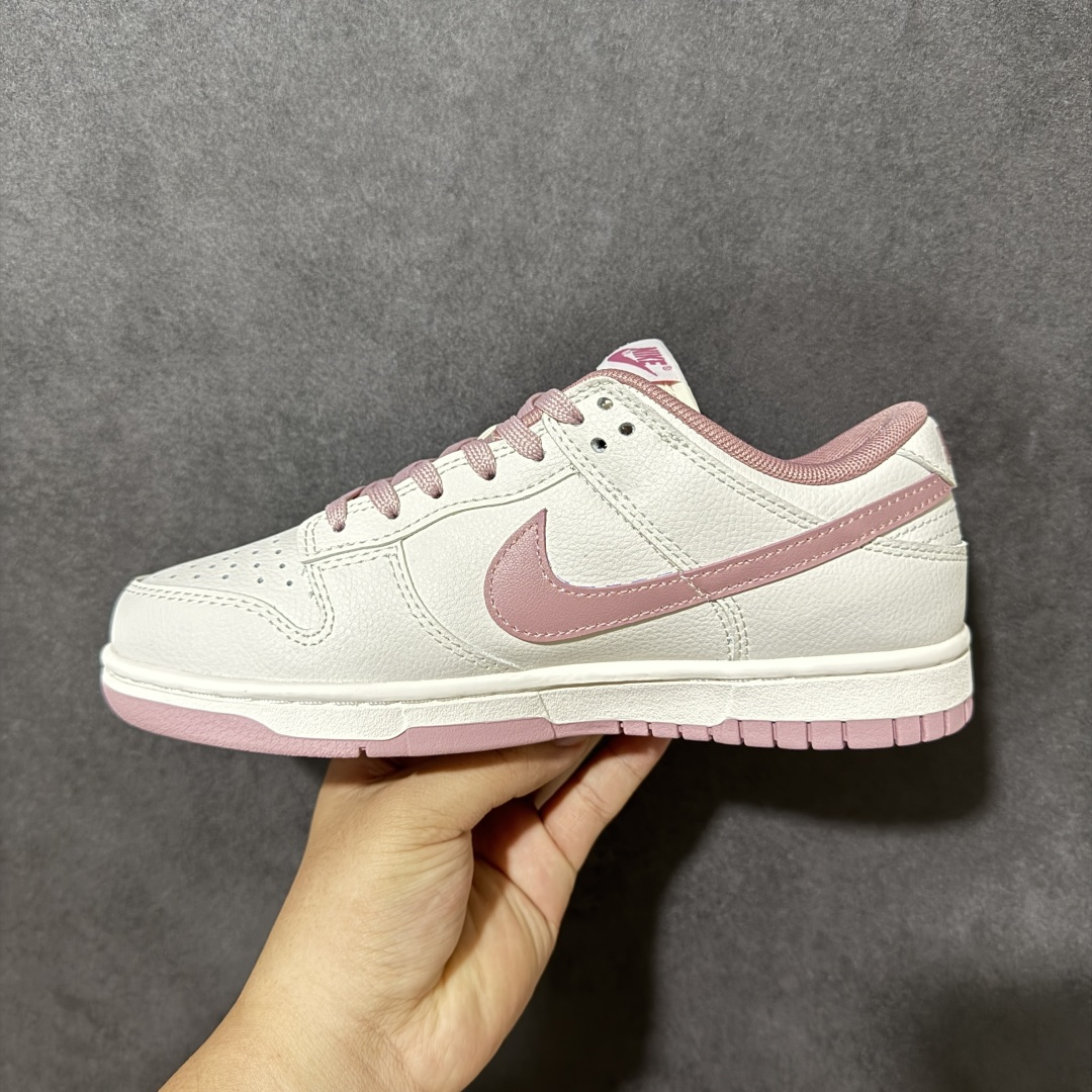 图片[2]-【YC纯原】NK SB Dunk Low 桃夭粉 WP0418-178 当经典的Dunk Low遇上这抹独家的“桃夭粉”，是一场关于青春与甜酷的完美叙事。拒绝千篇一律的艳俗，甄选了清透温润的高级灰粉，辅以大面积的微做旧米白皮革，自带一种未经雕琢的复古质感，与低饱和度的粉色相互中和，温柔得刚刚好，显白又高级。实力大厂出品 新配色陆续开发 利润个位数只为口碑 全套原纸板楦头开发 确保原汁原味 完美呈现DUNK版型 一比一鞋头弧度高度鞋身弧度 此版本只针对中端市场 皮料材质有所更替 其他数据细节工艺流程均保持一致 绝不口嗨 细节品控鞋型随意对比 独家私模官方第六代原厂航空铝磨具打磨大底 鞋头坡度极致还原 无解鞋型 原盒原配 圈内天花板工艺 原厂玻璃冲刀 超高清洁度 全鞋零毛边皮料切割 原厂中底布点胶 中底布拉帮走线遵循公司 尺码：36 36.5 37.5 38 38.5 39 40-选品中心