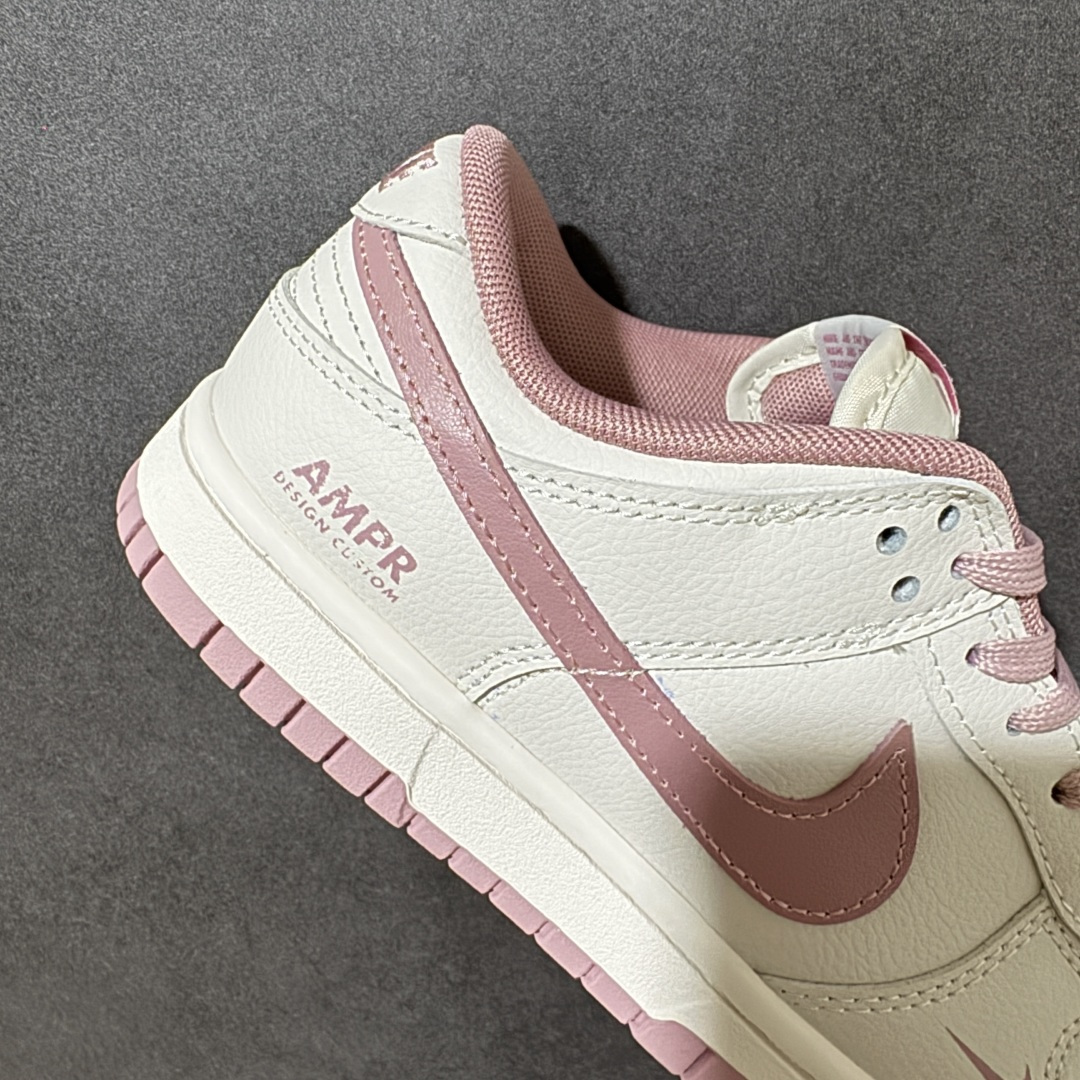 图片[6]-【YC纯原】NK SB Dunk Low 桃夭粉 WP0418-178 当经典的Dunk Low遇上这抹独家的“桃夭粉”，是一场关于青春与甜酷的完美叙事。拒绝千篇一律的艳俗，甄选了清透温润的高级灰粉，辅以大面积的微做旧米白皮革，自带一种未经雕琢的复古质感，与低饱和度的粉色相互中和，温柔得刚刚好，显白又高级。实力大厂出品 新配色陆续开发 利润个位数只为口碑 全套原纸板楦头开发 确保原汁原味 完美呈现DUNK版型 一比一鞋头弧度高度鞋身弧度 此版本只针对中端市场 皮料材质有所更替 其他数据细节工艺流程均保持一致 绝不口嗨 细节品控鞋型随意对比 独家私模官方第六代原厂航空铝磨具打磨大底 鞋头坡度极致还原 无解鞋型 原盒原配 圈内天花板工艺 原厂玻璃冲刀 超高清洁度 全鞋零毛边皮料切割 原厂中底布点胶 中底布拉帮走线遵循公司 尺码：36 36.5 37.5 38 38.5 39 40-选品中心