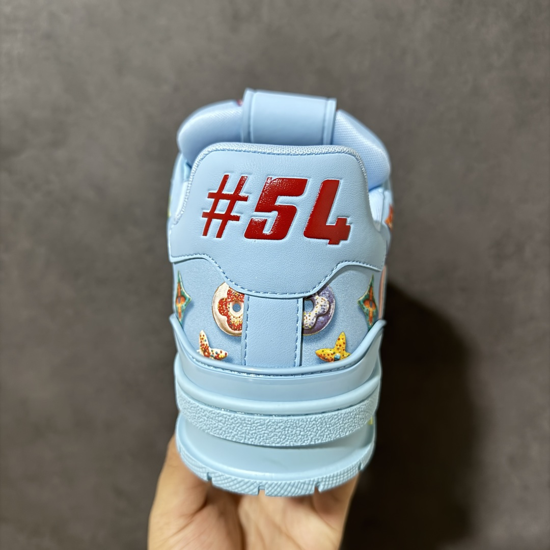 图片[4]-【性价比礼盒版】Louis Vuitton LV Trainer系列高奢运动鞋潮人必备单品 同步ZP官网空胶工艺 挂饰均镶嵌NFC芯片感应装置 正确胶片断点式设计 中底正确还原原版油印字母比例 1：1原楦格板、楦头、刀磨全新升级！ 独家订制顶级压纹麂皮 原版开模TPU大底 质感原版一致 垫脚聚米微料加透气英伦网布 细节完美呈现！ 尺码：35-47-选品中心