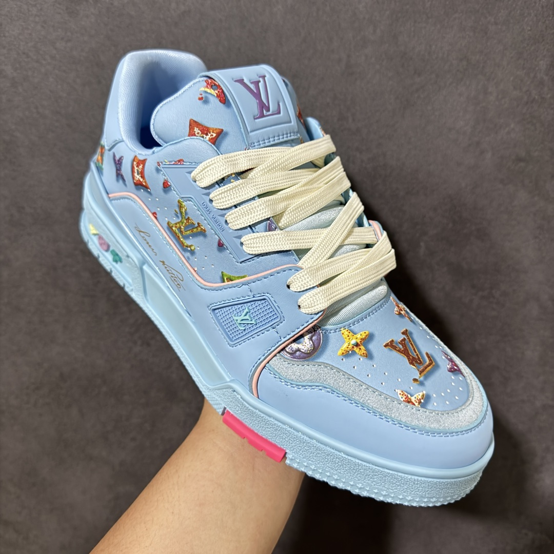 图片[3]-【性价比礼盒版】Louis Vuitton LV Trainer系列高奢运动鞋潮人必备单品 同步ZP官网空胶工艺 挂饰均镶嵌NFC芯片感应装置 正确胶片断点式设计 中底正确还原原版油印字母比例 1：1原楦格板、楦头、刀磨全新升级！ 独家订制顶级压纹麂皮 原版开模TPU大底 质感原版一致 垫脚聚米微料加透气英伦网布 细节完美呈现！ 尺码：35-47-选品中心