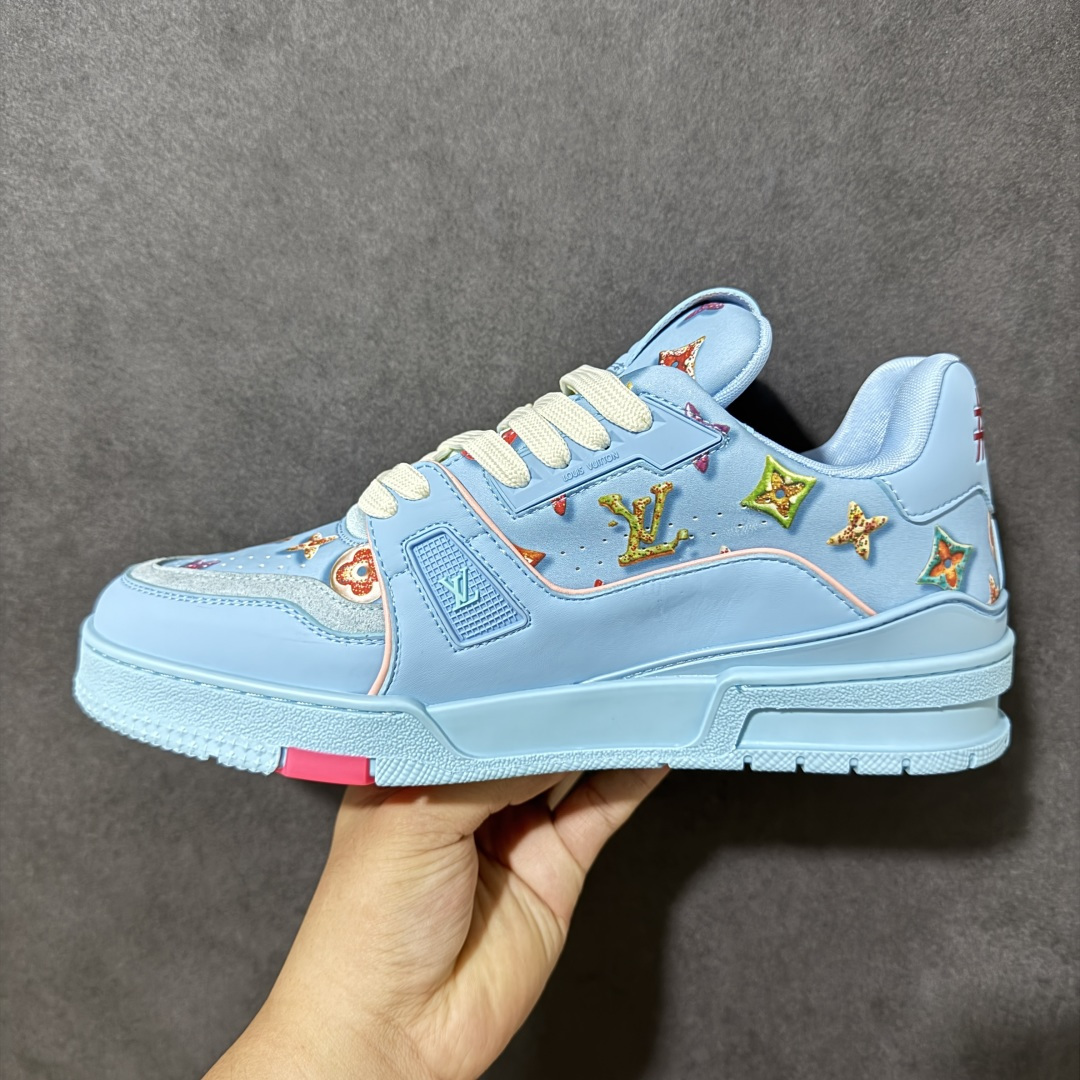 图片[2]-【性价比礼盒版】Louis Vuitton LV Trainer系列高奢运动鞋潮人必备单品 同步ZP官网空胶工艺 挂饰均镶嵌NFC芯片感应装置 正确胶片断点式设计 中底正确还原原版油印字母比例 1：1原楦格板、楦头、刀磨全新升级！ 独家订制顶级压纹麂皮 原版开模TPU大底 质感原版一致 垫脚聚米微料加透气英伦网布 细节完美呈现！ 尺码：35-47-选品中心