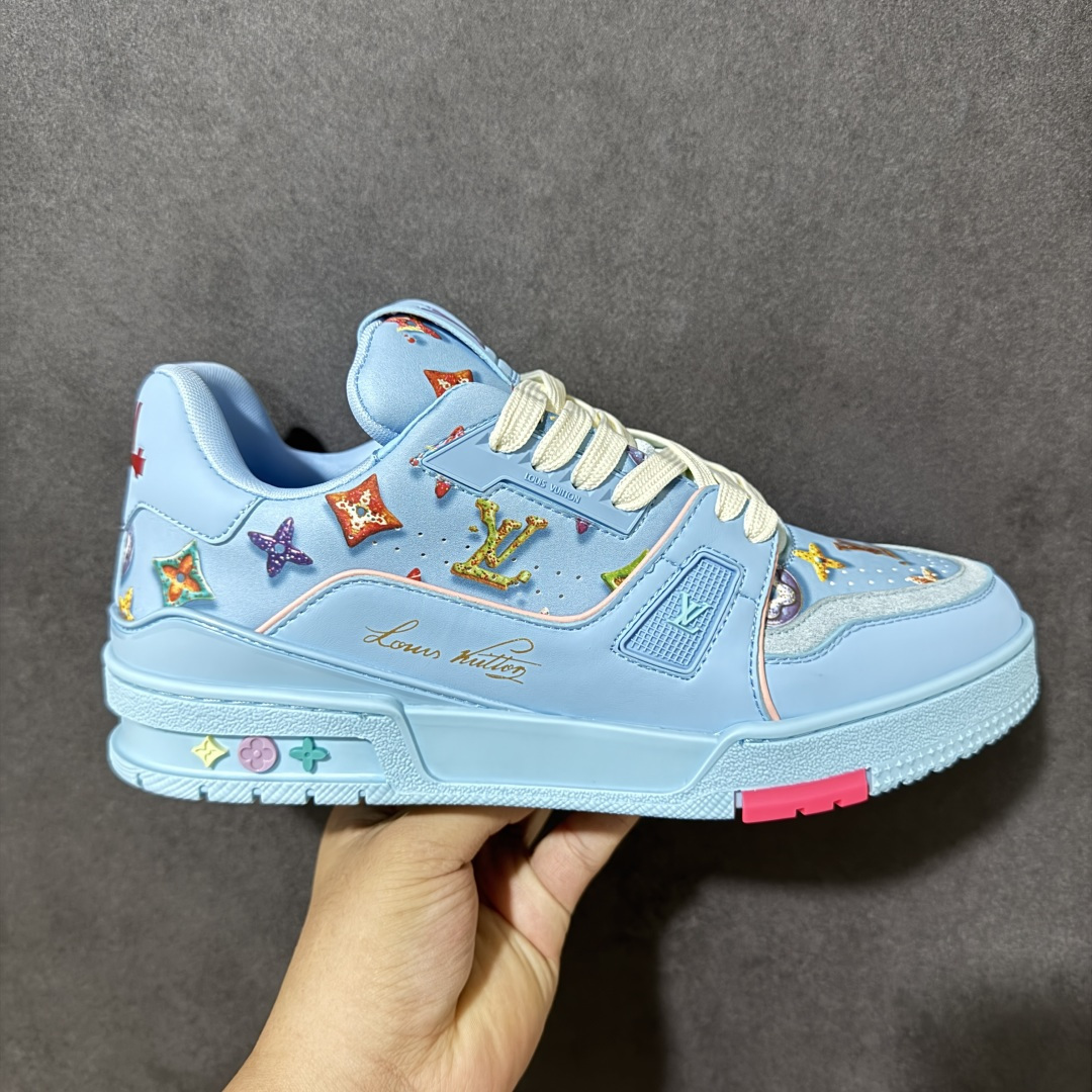 【性价比礼盒版】Louis Vuitton LV Trainer系列高奢运动鞋潮人必备单品 同步ZP官网空胶工艺 挂饰均镶嵌NFC芯片感应装置 正确胶片断点式设计 中底正确还原原版油印字母比例 1:1原楦格板、楦头、刀磨全新升级! 独家订制顶级压纹麂皮 原版开模TPU大底 质感原版一致 垫脚聚米微料加透气英伦网布 细节完美呈现! 尺码:35-47-选品中心