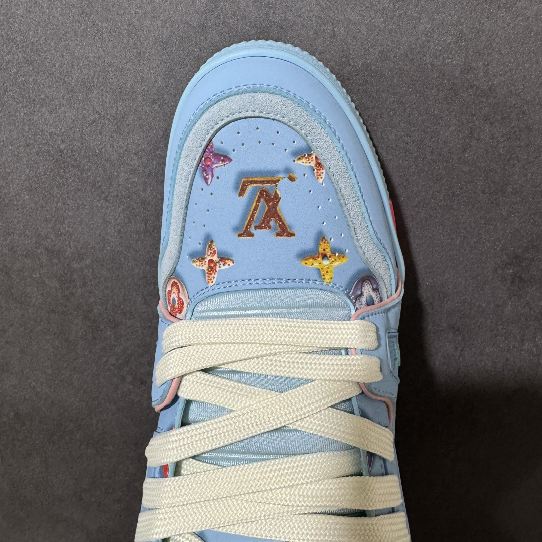 图片[5]-【性价比礼盒版】Louis Vuitton LV Trainer系列高奢运动鞋潮人必备单品 同步ZP官网空胶工艺 挂饰均镶嵌NFC芯片感应装置 正确胶片断点式设计 中底正确还原原版油印字母比例 1：1原楦格板、楦头、刀磨全新升级！ 独家订制顶级压纹麂皮 原版开模TPU大底 质感原版一致 垫脚聚米微料加透气英伦网布 细节完美呈现！ 尺码：35-47-选品中心