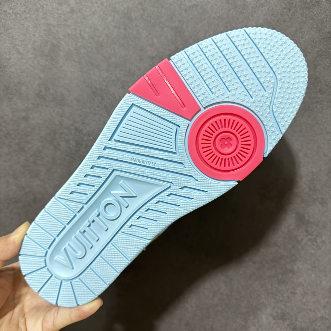 图片[9]-【性价比礼盒版】Louis Vuitton LV Trainer系列高奢运动鞋潮人必备单品 同步ZP官网空胶工艺 挂饰均镶嵌NFC芯片感应装置 正确胶片断点式设计 中底正确还原原版油印字母比例 1：1原楦格板、楦头、刀磨全新升级！ 独家订制顶级压纹麂皮 原版开模TPU大底 质感原版一致 垫脚聚米微料加透气英伦网布 细节完美呈现！ 尺码：35-47-选品中心