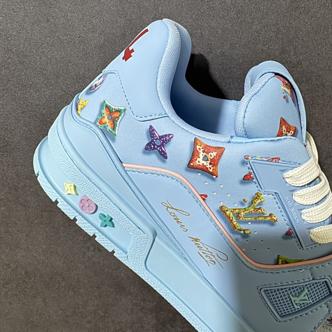 图片[7]-【性价比礼盒版】Louis Vuitton LV Trainer系列高奢运动鞋潮人必备单品 同步ZP官网空胶工艺 挂饰均镶嵌NFC芯片感应装置 正确胶片断点式设计 中底正确还原原版油印字母比例 1：1原楦格板、楦头、刀磨全新升级！ 独家订制顶级压纹麂皮 原版开模TPU大底 质感原版一致 垫脚聚米微料加透气英伦网布 细节完美呈现！ 尺码：35-47-选品中心