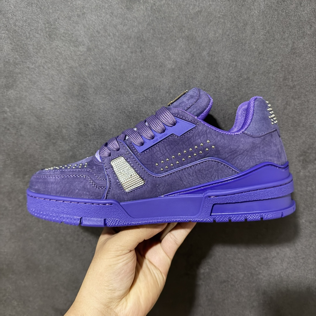 图片[2]-【性价比礼盒版】Louis Vuitton LV Trainer系列高奢运动鞋潮人必备单品 同步ZP官网空胶工艺 挂饰均镶嵌NFC芯片感应装置 正确胶片断点式设计 中底正确还原原版油印字母比例 1：1原楦格板、楦头、刀磨全新升级！ 独家订制顶级压纹麂皮 原版开模TPU大底 质感原版一致 垫脚聚米微料加透气英伦网布 细节完美呈现！ 尺码：35-47-选品中心