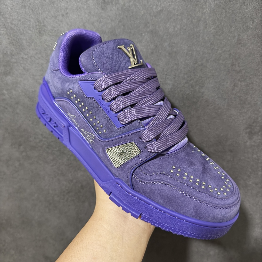 图片[3]-【性价比礼盒版】Louis Vuitton LV Trainer系列高奢运动鞋潮人必备单品 同步ZP官网空胶工艺 挂饰均镶嵌NFC芯片感应装置 正确胶片断点式设计 中底正确还原原版油印字母比例 1：1原楦格板、楦头、刀磨全新升级！ 独家订制顶级压纹麂皮 原版开模TPU大底 质感原版一致 垫脚聚米微料加透气英伦网布 细节完美呈现！ 尺码：35-47-选品中心