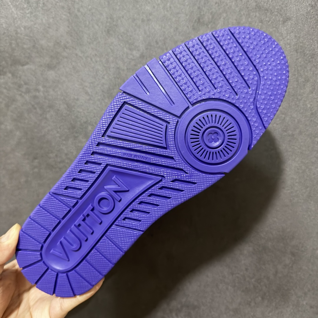 图片[9]-【性价比礼盒版】Louis Vuitton LV Trainer系列高奢运动鞋潮人必备单品 同步ZP官网空胶工艺 挂饰均镶嵌NFC芯片感应装置 正确胶片断点式设计 中底正确还原原版油印字母比例 1：1原楦格板、楦头、刀磨全新升级！ 独家订制顶级压纹麂皮 原版开模TPU大底 质感原版一致 垫脚聚米微料加透气英伦网布 细节完美呈现！ 尺码：35-47-选品中心