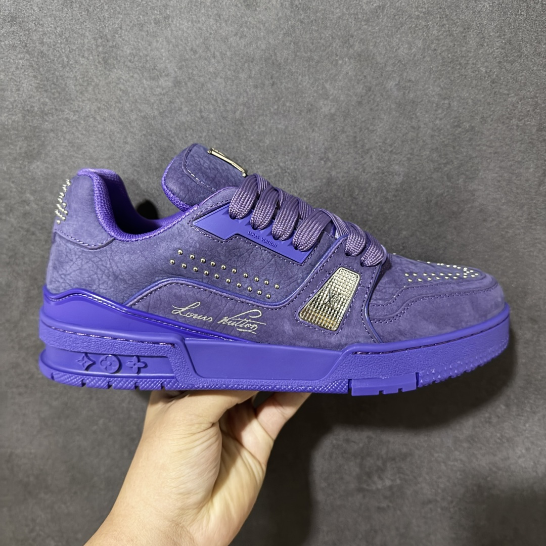 【性价比礼盒版】Louis Vuitton LV Trainer系列高奢运动鞋潮人必备单品 同步ZP官网空胶工艺 挂饰均镶嵌NFC芯片感应装置 正确胶片断点式设计 中底正确还原原版油印字母比例 1:1原楦格板、楦头、刀磨全新升级! 独家订制顶级压纹麂皮 原版开模TPU大底 质感原版一致 垫脚聚米微料加透气英伦网布 细节完美呈现! 尺码:35-47-选品中心