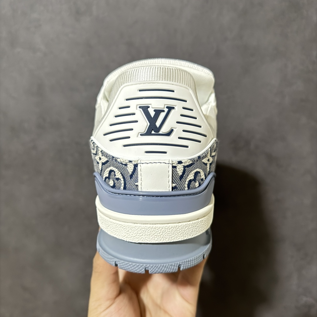 图片[4]-【性价比礼盒版】Louis Vuitton LV Trainer系列高奢运动鞋潮人必备单品 同步ZP官网空胶工艺 挂饰均镶嵌NFC芯片感应装置 正确胶片断点式设计 中底正确还原原版油印字母比例 1：1原楦格板、楦头、刀磨全新升级！ 独家订制顶级压纹麂皮 原版开模TPU大底 质感原版一致 垫脚聚米微料加透气英伦网布 细节完美呈现！ 尺码：35-47-选品中心