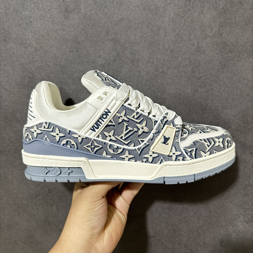 【性价比礼盒版】Louis Vuitton LV Trainer系列高奢运动鞋潮人必备单品 同步ZP官网空胶工艺 挂饰均镶嵌NFC芯片感应装置 正确胶片断点式设计 中底正确还原原版油印字母比例 1:1原楦格板、楦头、刀磨全新升级! 独家订制顶级压纹麂皮 原版开模TPU大底 质感原版一致 垫脚聚米微料加透气英伦网布 细节完美呈现! 尺码:35-47-选品中心