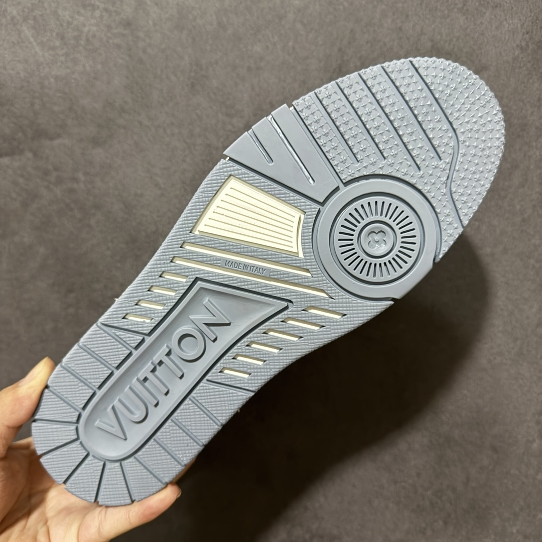 图片[9]-【性价比礼盒版】Louis Vuitton LV Trainer系列高奢运动鞋潮人必备单品 同步ZP官网空胶工艺 挂饰均镶嵌NFC芯片感应装置 正确胶片断点式设计 中底正确还原原版油印字母比例 1：1原楦格板、楦头、刀磨全新升级！ 独家订制顶级压纹麂皮 原版开模TPU大底 质感原版一致 垫脚聚米微料加透气英伦网布 细节完美呈现！ 尺码：35-47-选品中心