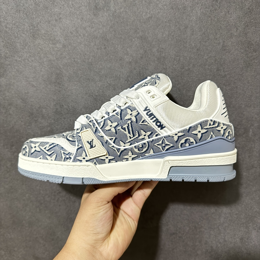 图片[2]-【性价比礼盒版】Louis Vuitton LV Trainer系列高奢运动鞋潮人必备单品 同步ZP官网空胶工艺 挂饰均镶嵌NFC芯片感应装置 正确胶片断点式设计 中底正确还原原版油印字母比例 1：1原楦格板、楦头、刀磨全新升级！ 独家订制顶级压纹麂皮 原版开模TPU大底 质感原版一致 垫脚聚米微料加透气英伦网布 细节完美呈现！ 尺码：35-47-选品中心
